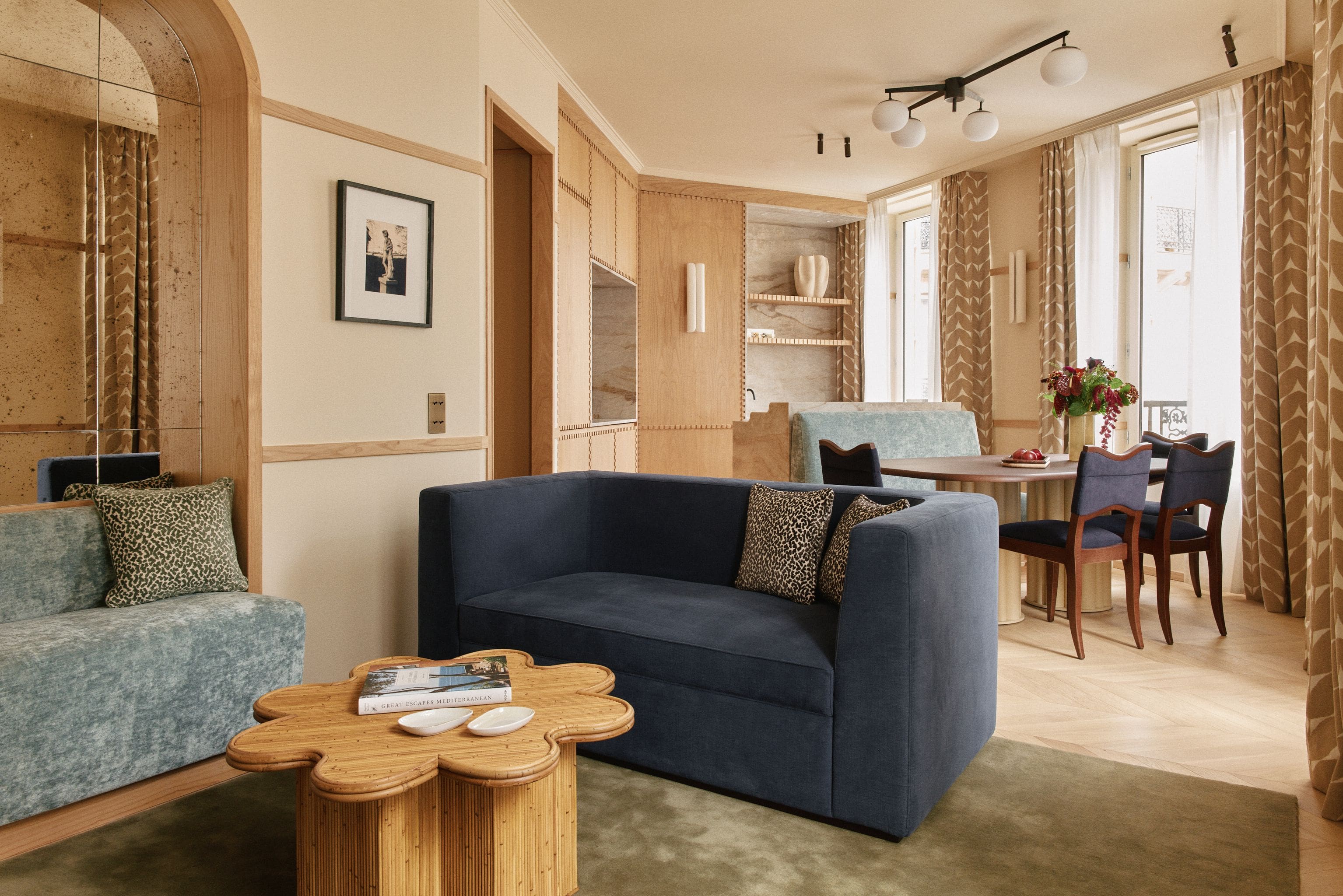 Château Gavroche Pigalle: Sophisticated 2-Bedroom Apartment with Family-Friendly Amenities, South Pigalle