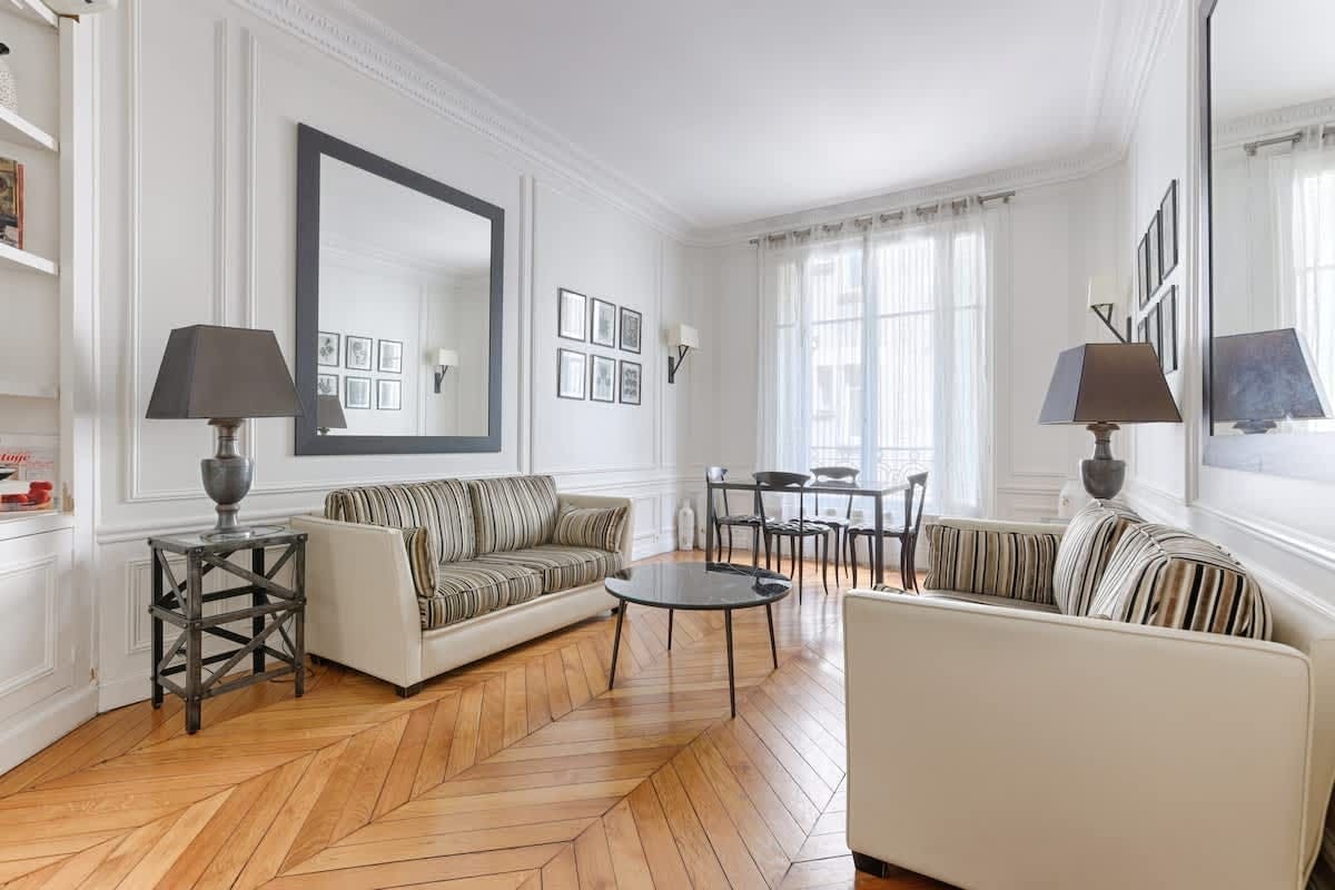 Château Grenelle Paris Eiffel Tower 8: Luxury 2-Bedroom Apartment with Eiffel Tower Views, Paris