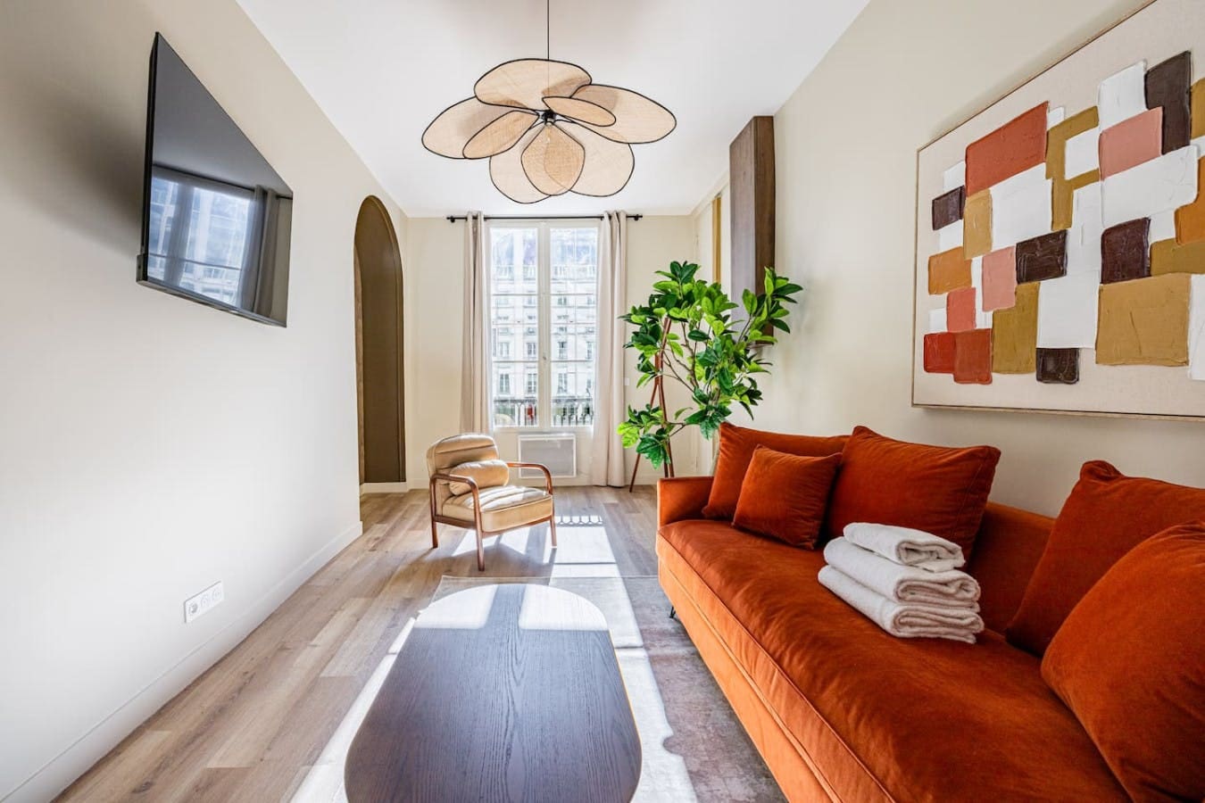 Château Haussmann Grands Boulevards: Elegant 3-Bedroom Luxury Apartment with Modern Amenities, Grands Boulevards