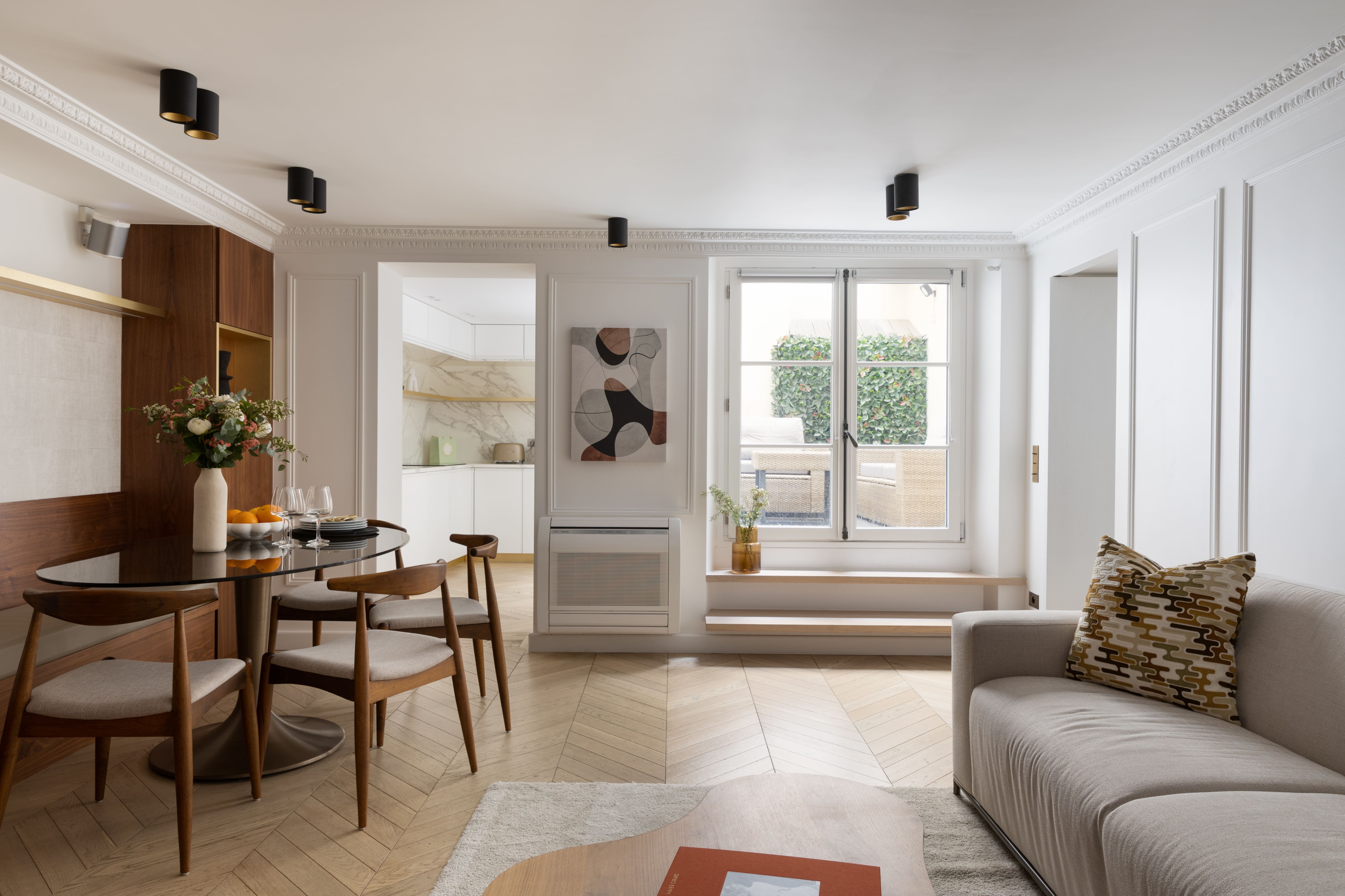 Château Haussmannien Paris Opéra – Madeleine – Grands Magasins 2: Luxury 2-Bedroom Apartment with Private Patio, Paris