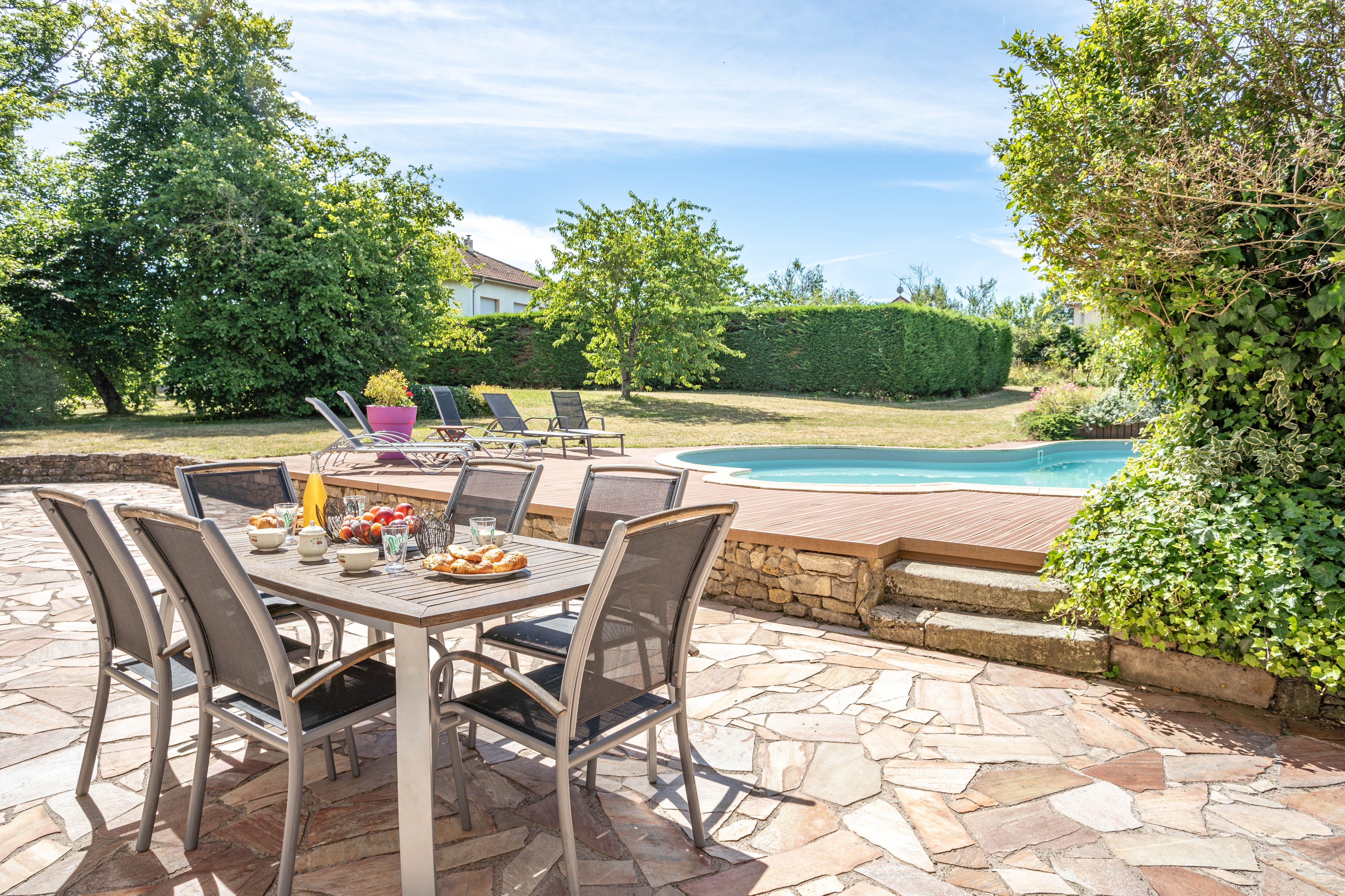Château Lorrain Méréville: Spacious 8-Bedroom Apartment with Private Pool, Meurthe-et-Moselle