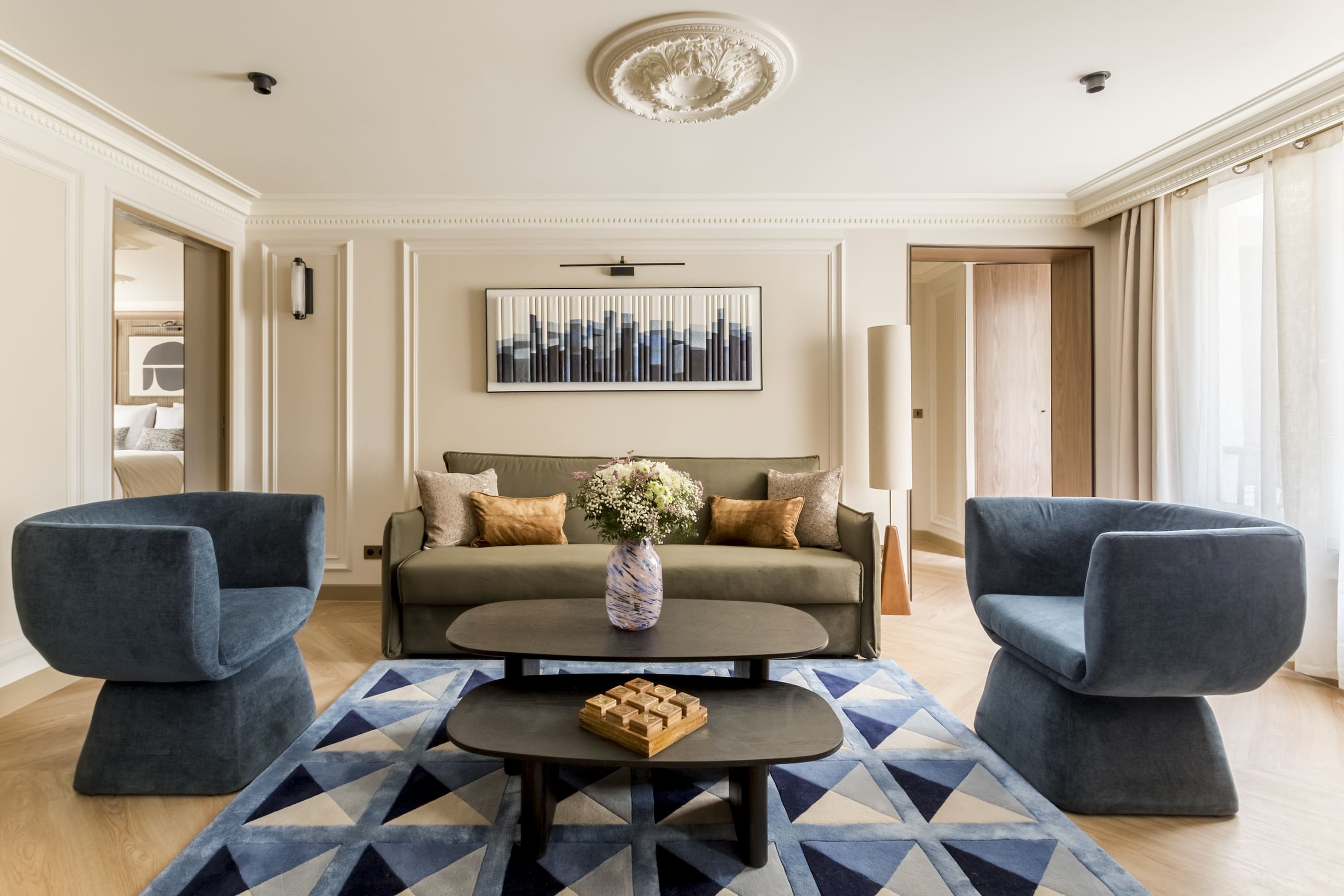 Château Lumière Paris Grands Boulevards 4: Elegant 4-Bedroom Apartment for Families and Groups, Paris