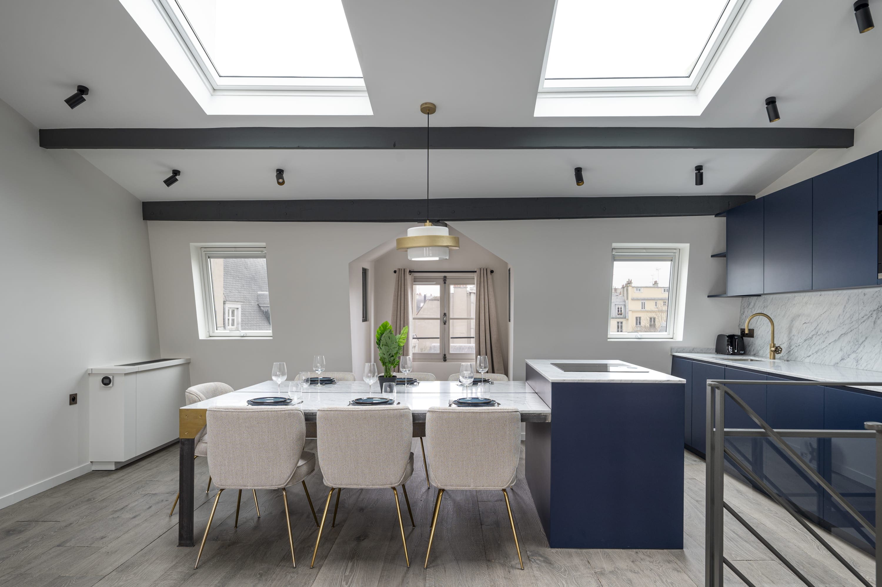 Château Lutèce Paris: Elegant 2-Bedroom Apartment with River Views, Île Saint Louis