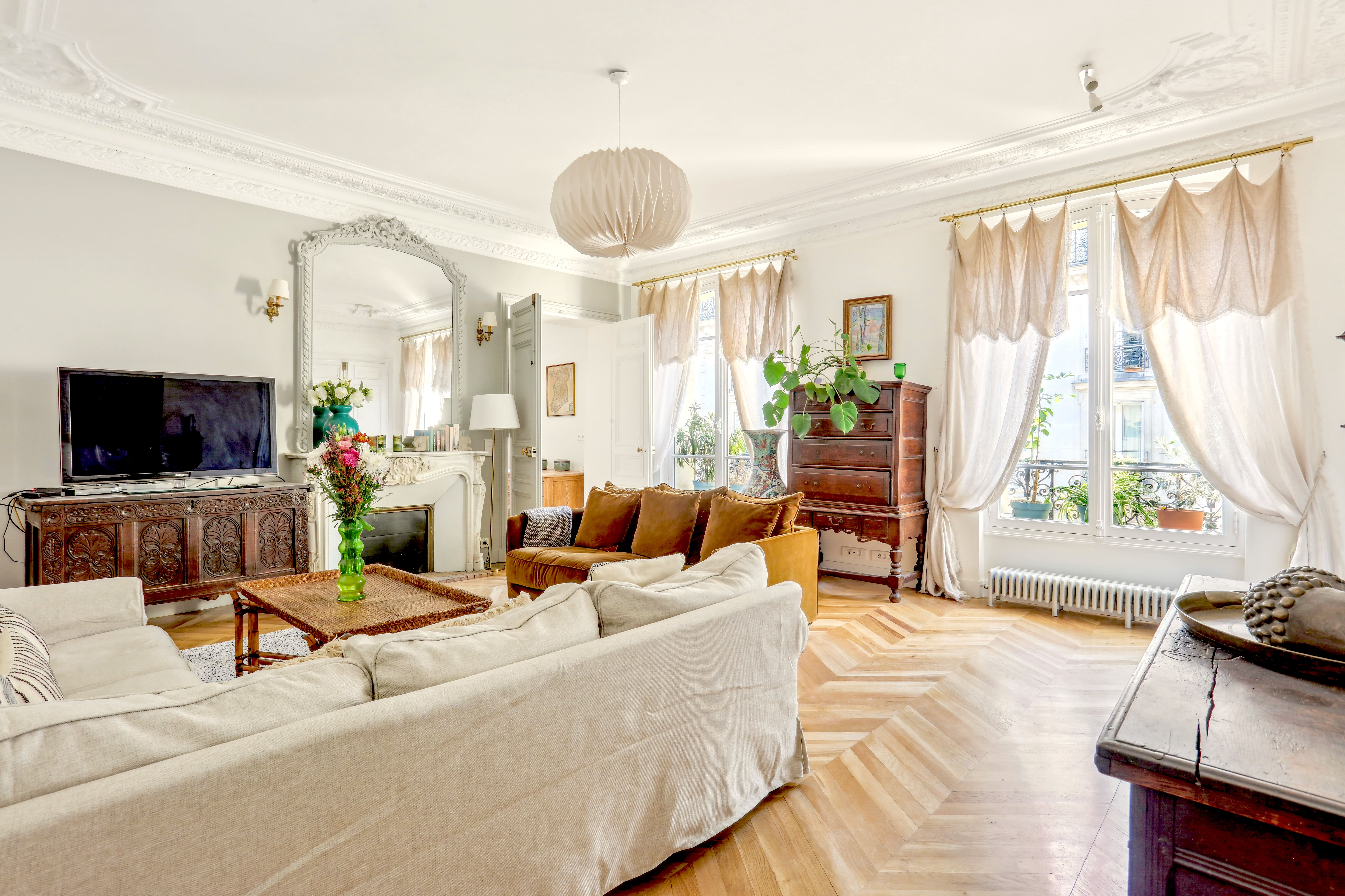 Château Marais Paris Canal Saint Martin – Oberkampf: Spacious 4-Bedroom Apartment with Historic Charm, Canal Saint Martin