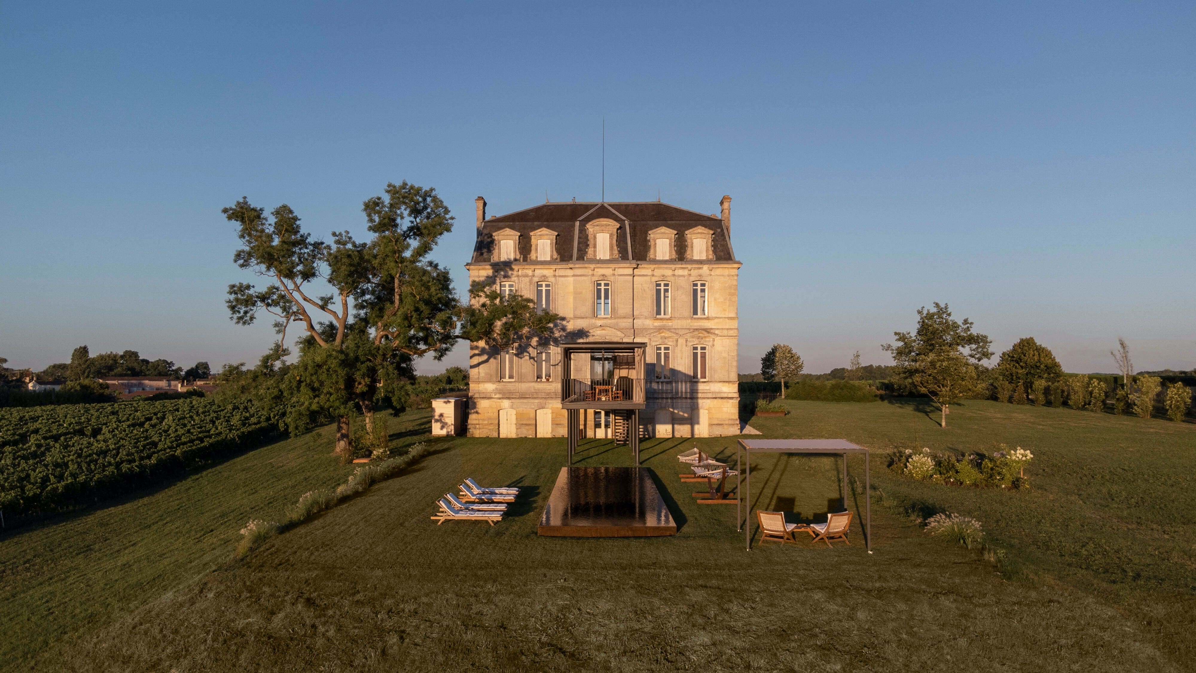 Château Médoc Gironde France: Elegant 3-Bedroom Apartment with Pool and Seaview, Gironde