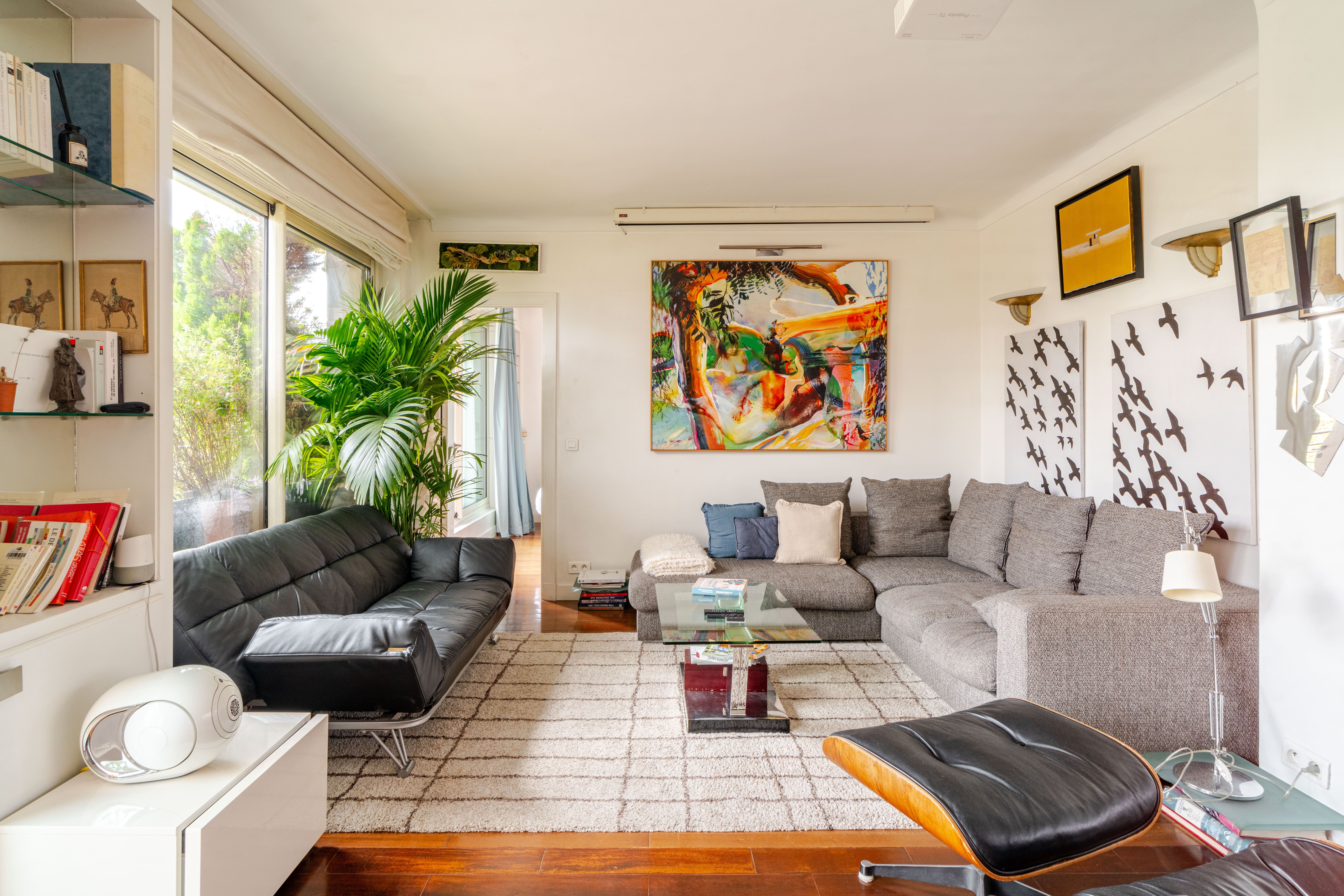 Château Mirabeau Passy: Spacious 3-Bedroom Apartment with Eiffel Tower View, Auteuil Passy