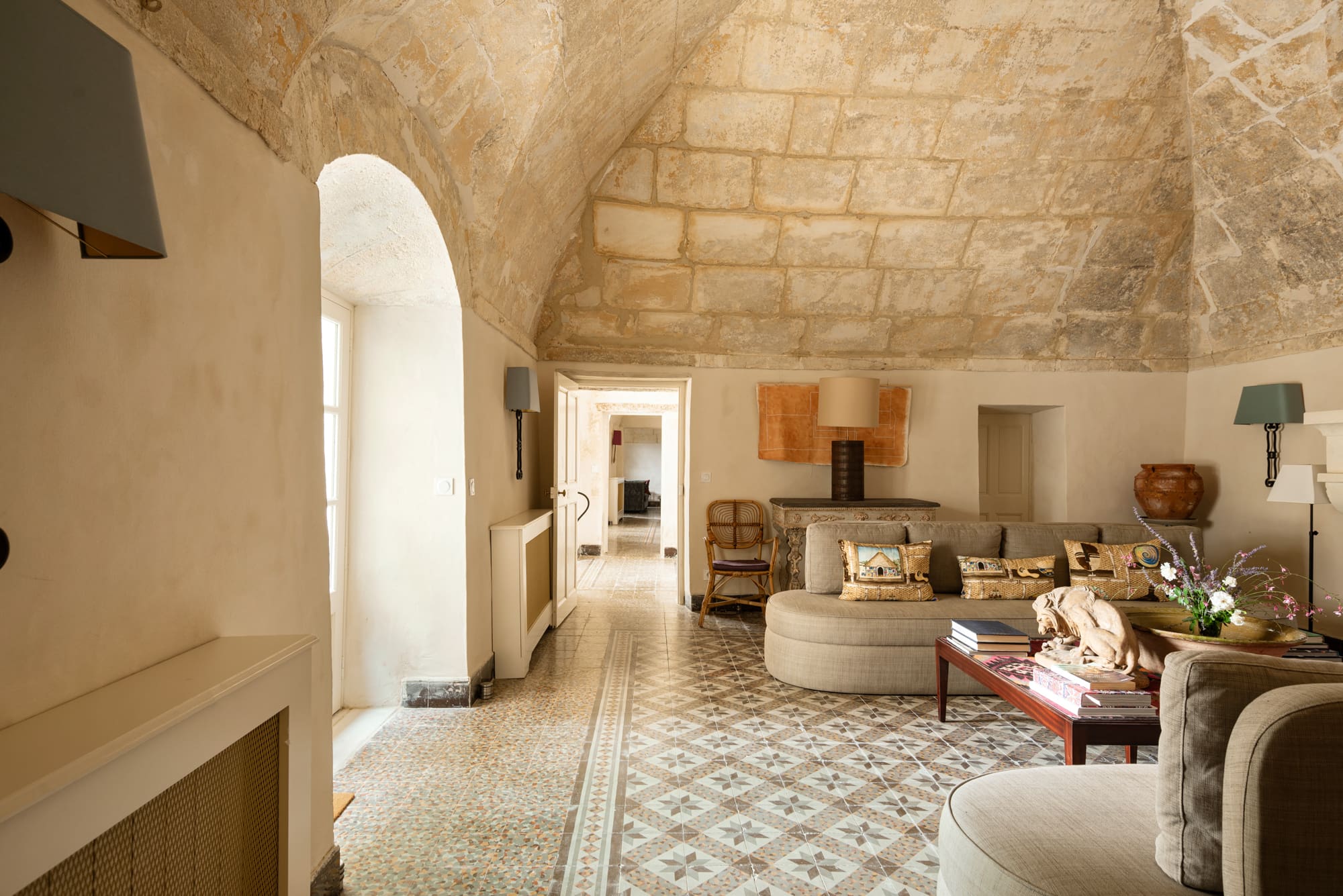 Château Mistral Arles: Luxury 10-Bedroom Villa with Pool and Countryside Views, Arles