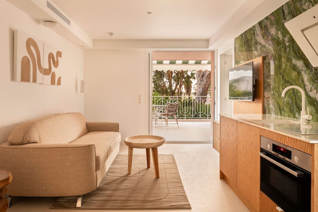 Château Mistral Cannes Cannes 19: Chic 1-Bedroom Luxury Apartment with Sea View and Pool, Cannes