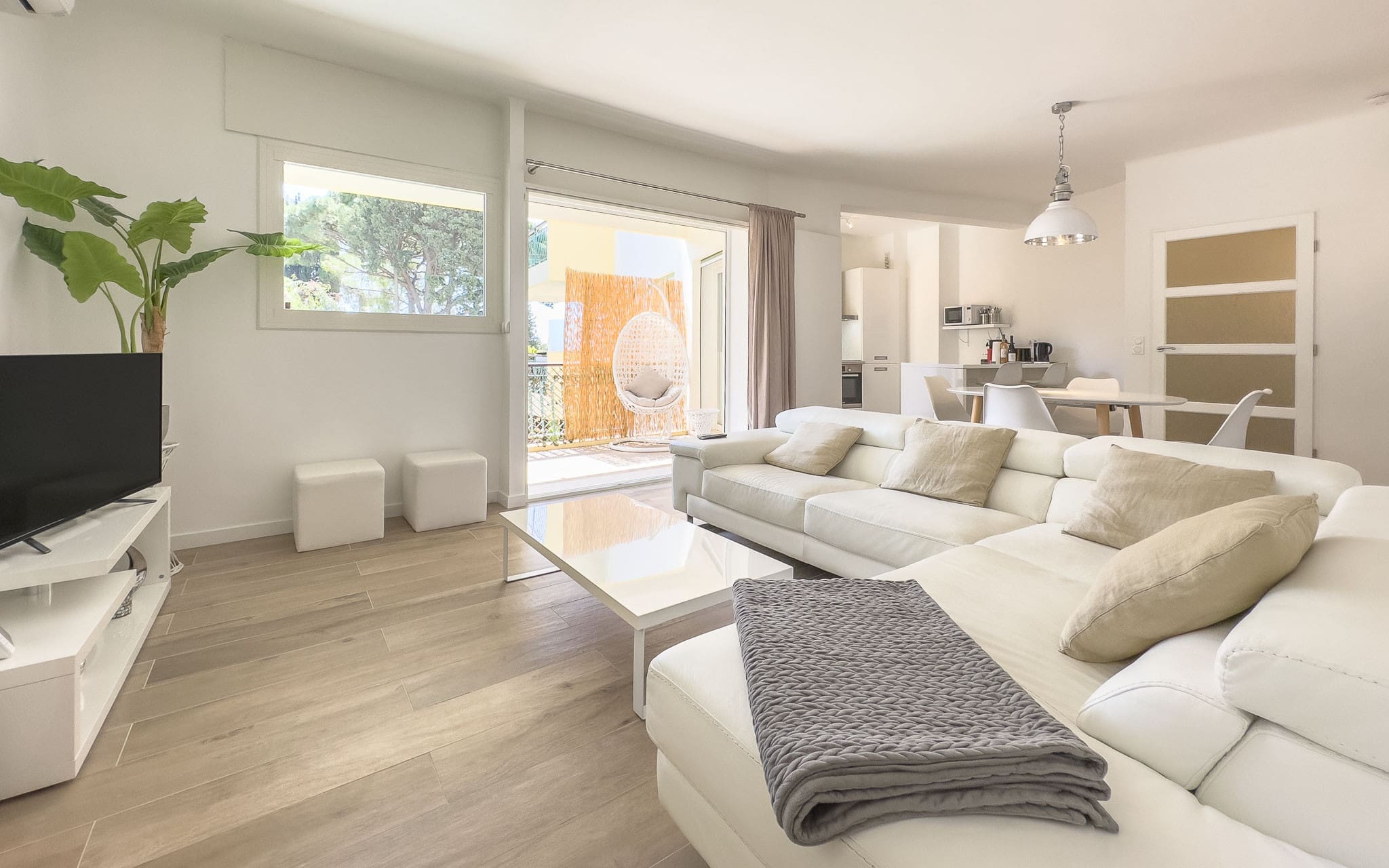 Château Mistral Cannes Cannes 2: 2-Bedroom Luxury Apartment with Balconies, Cannes