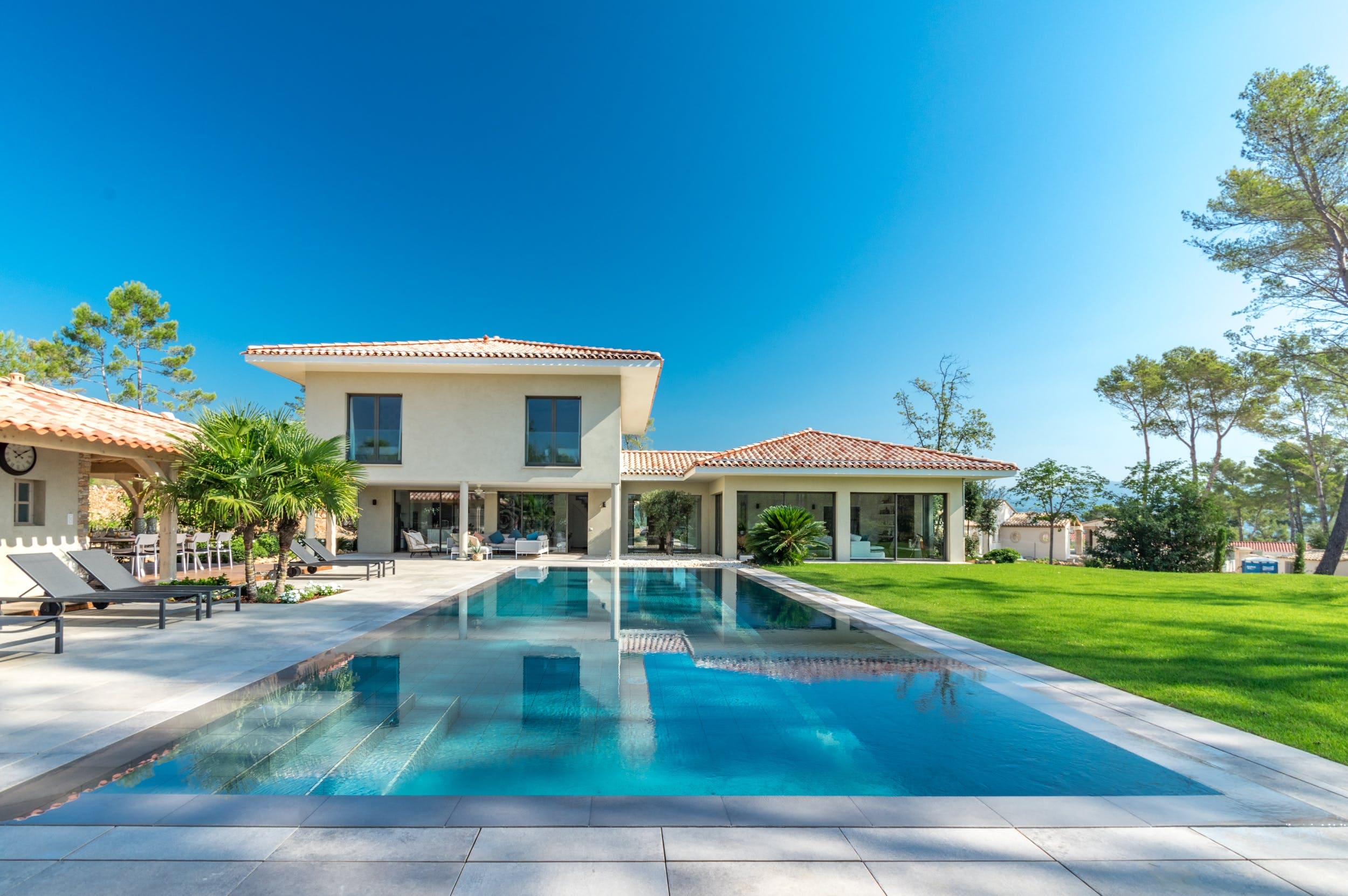 Château Mistral Tourrettes: Luxury 4-Bedroom Apartment with Pool and Seaview, Var