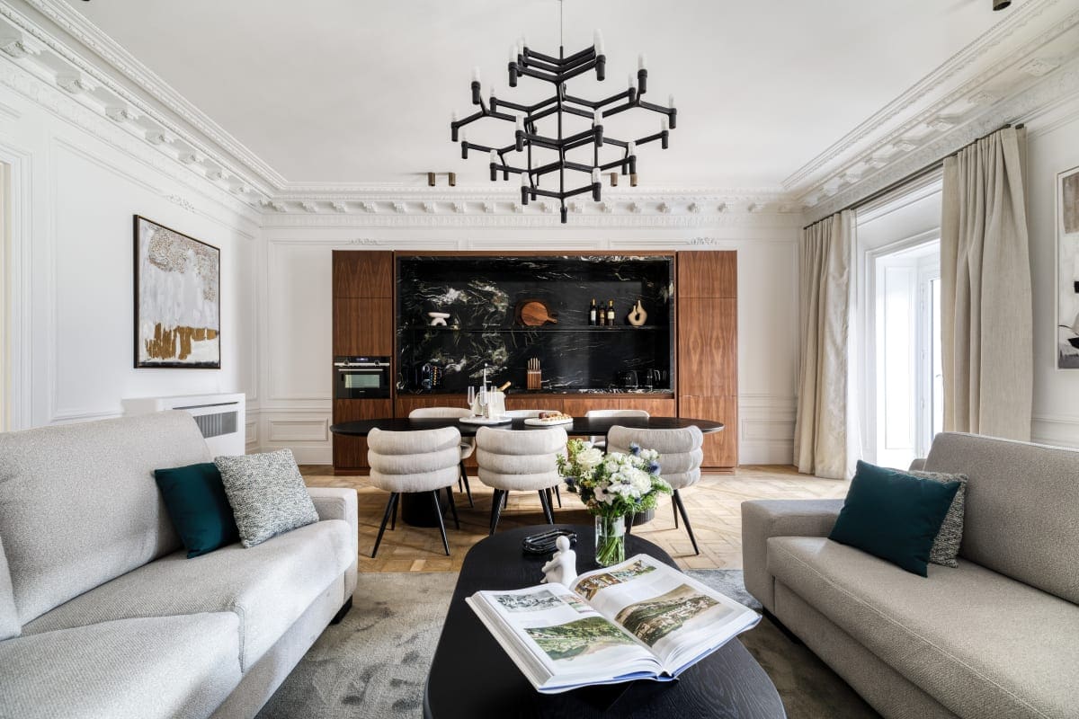 Château Molière Paris: Luxury 2-Bedroom Apartment with Elegant Decor, Paris