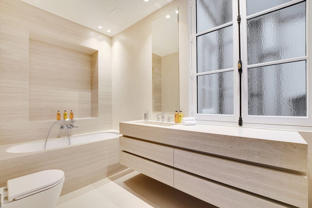 Château Molière Paris: Luxury 2-Bedroom Apartment with Elegant Decor, Paris