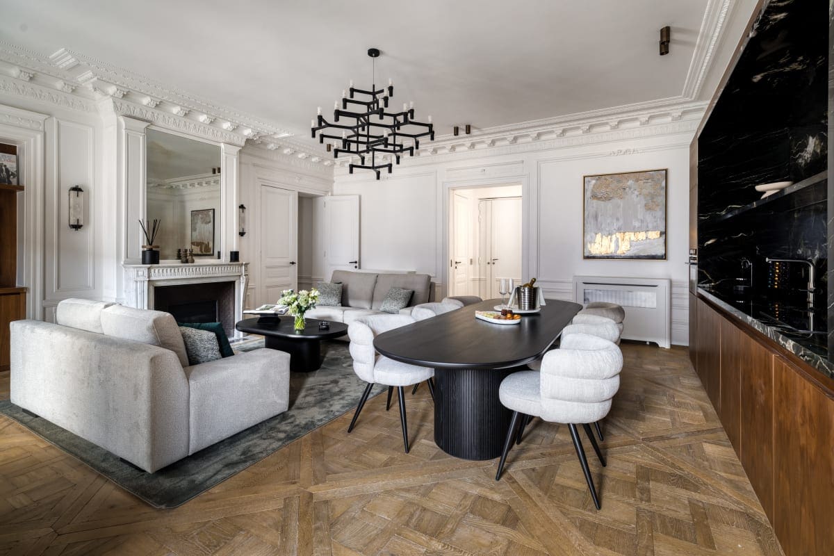 Château Molière Paris: Luxury 2-Bedroom Apartment with Elegant Decor, Paris