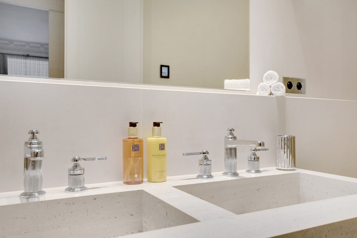 Château Molière Paris: Luxury 2-Bedroom Apartment with Elegant Decor, Paris