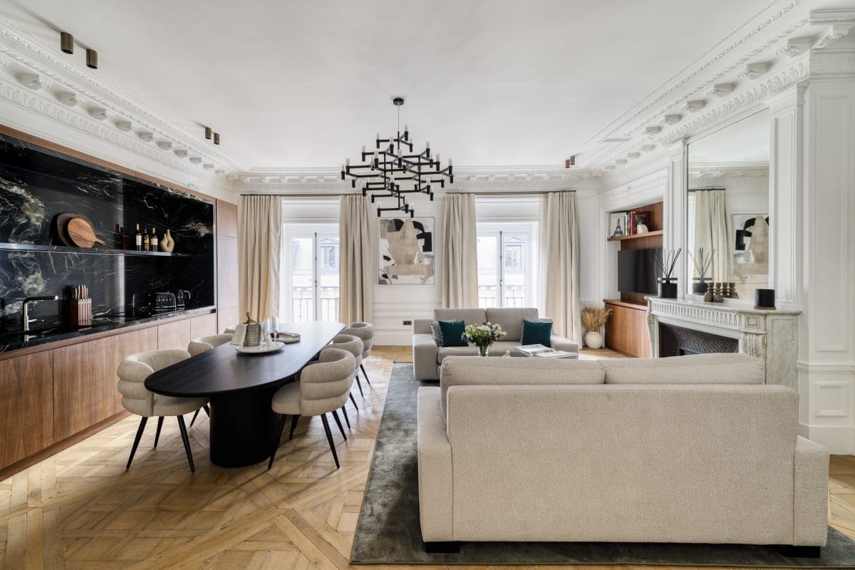 Château Molière Paris: Luxury 2-Bedroom Apartment with Elegant Decor, Paris