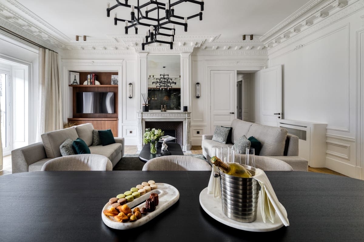 Château Molière Paris: Luxury 2-Bedroom Apartment with Elegant Decor, Paris