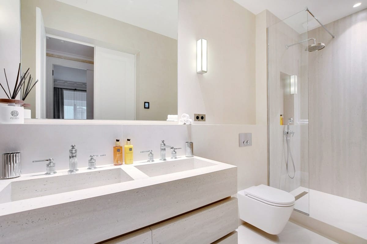 Château Molière Paris: Luxury 2-Bedroom Apartment with Elegant Decor, Paris