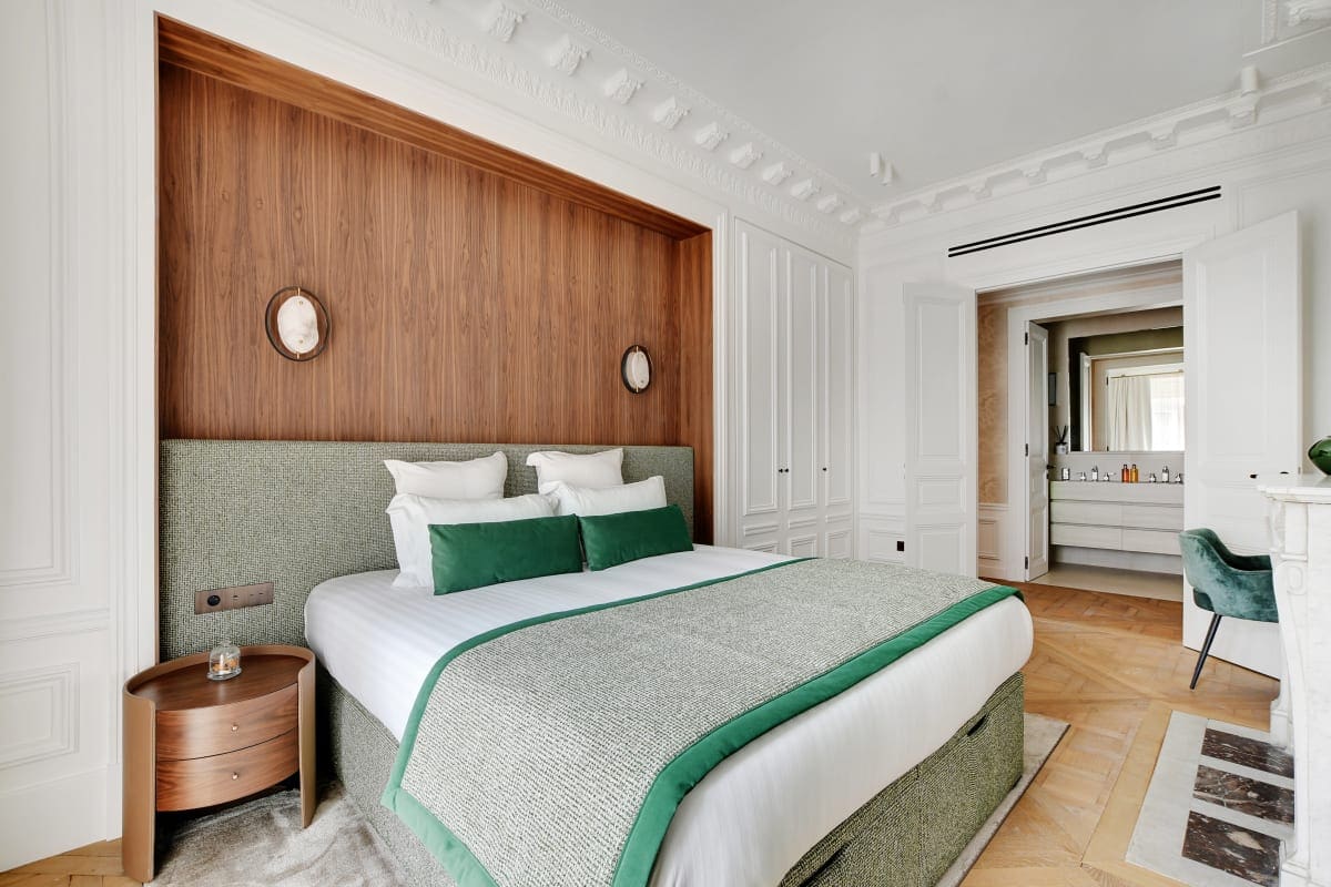 Château Molière Paris: Luxury 2-Bedroom Apartment with Elegant Decor, Paris