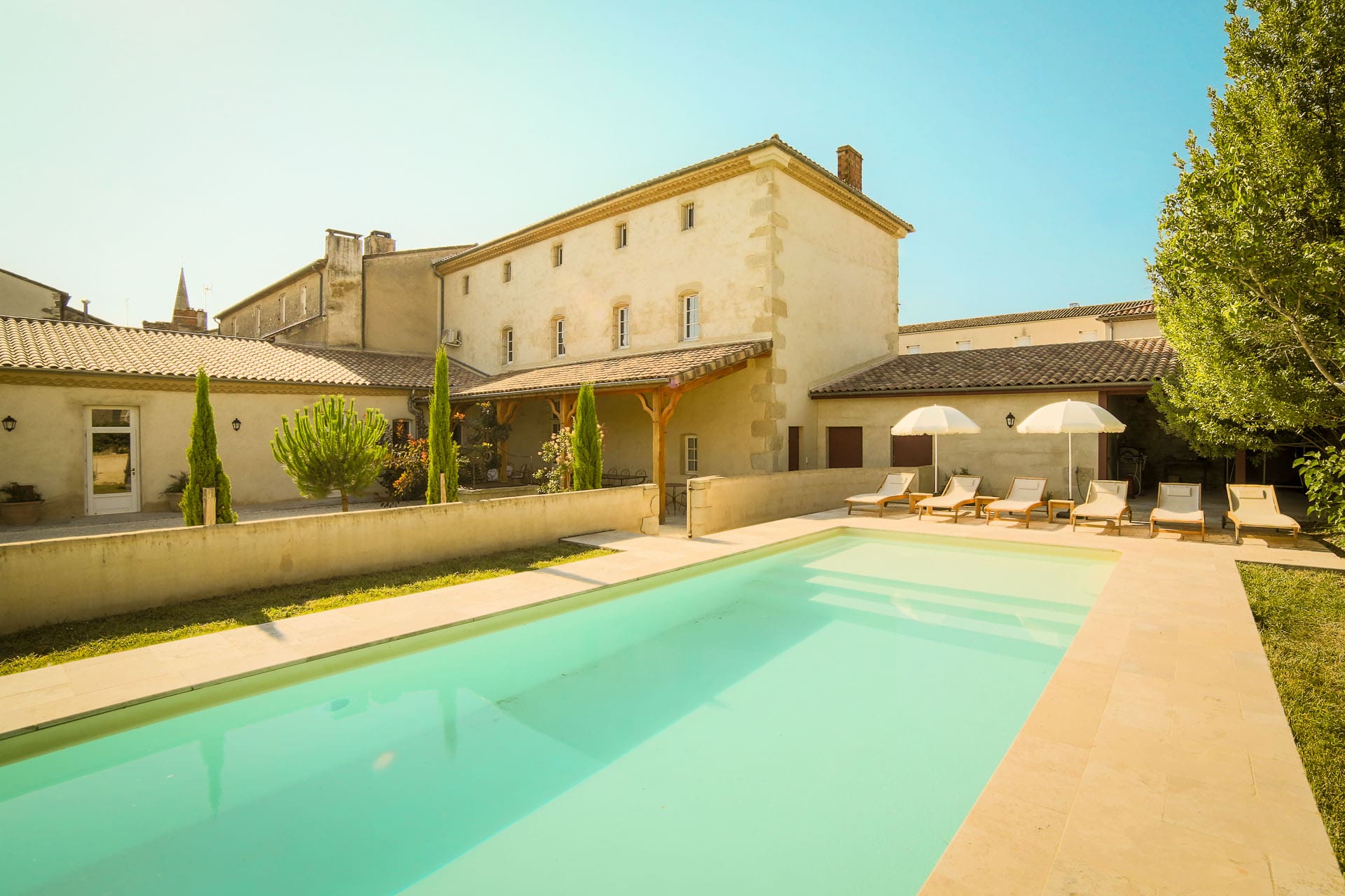 Château Monségur Gironde: Luxury 7-Bedroom Villa with Pool and Family Amenities, Gironde