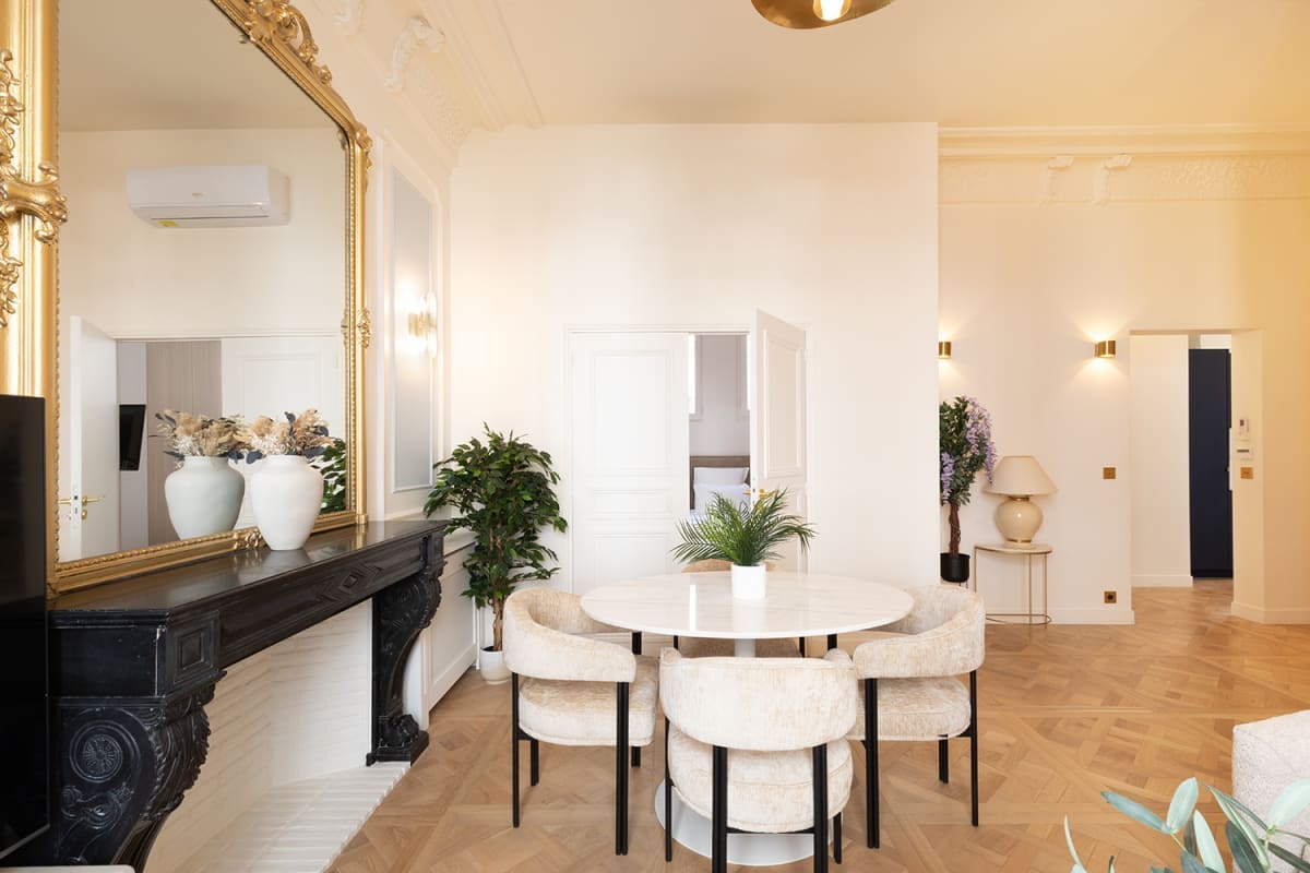 Château Montmartre Pigalle South Pigalle 2: Charming 2-Bedroom Townhouse with Air-Con, South Pigalle