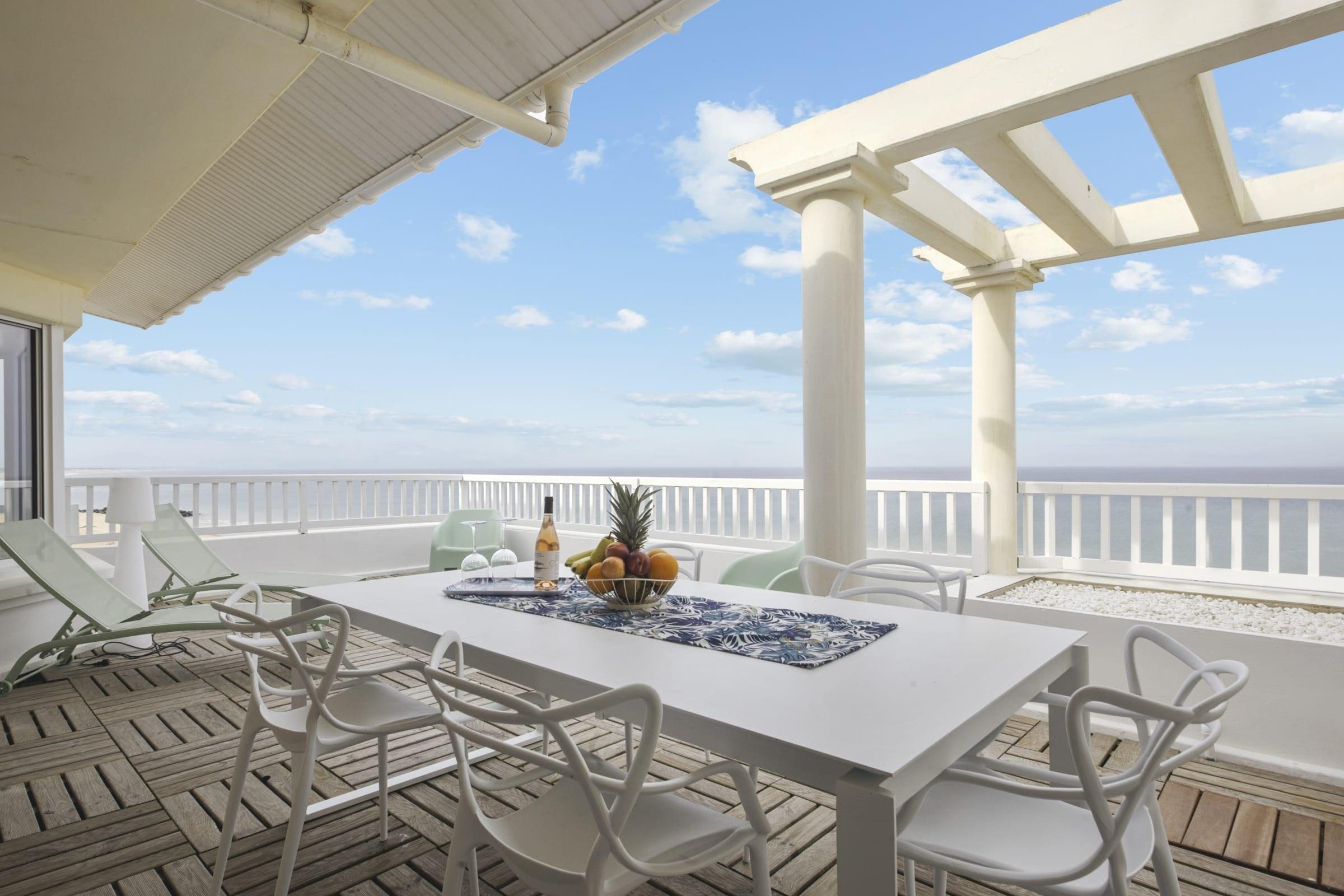 Château Ondres Biarritz: Spacious 3-Bedroom Apartment with Seaview and Beachfront, Biarritz