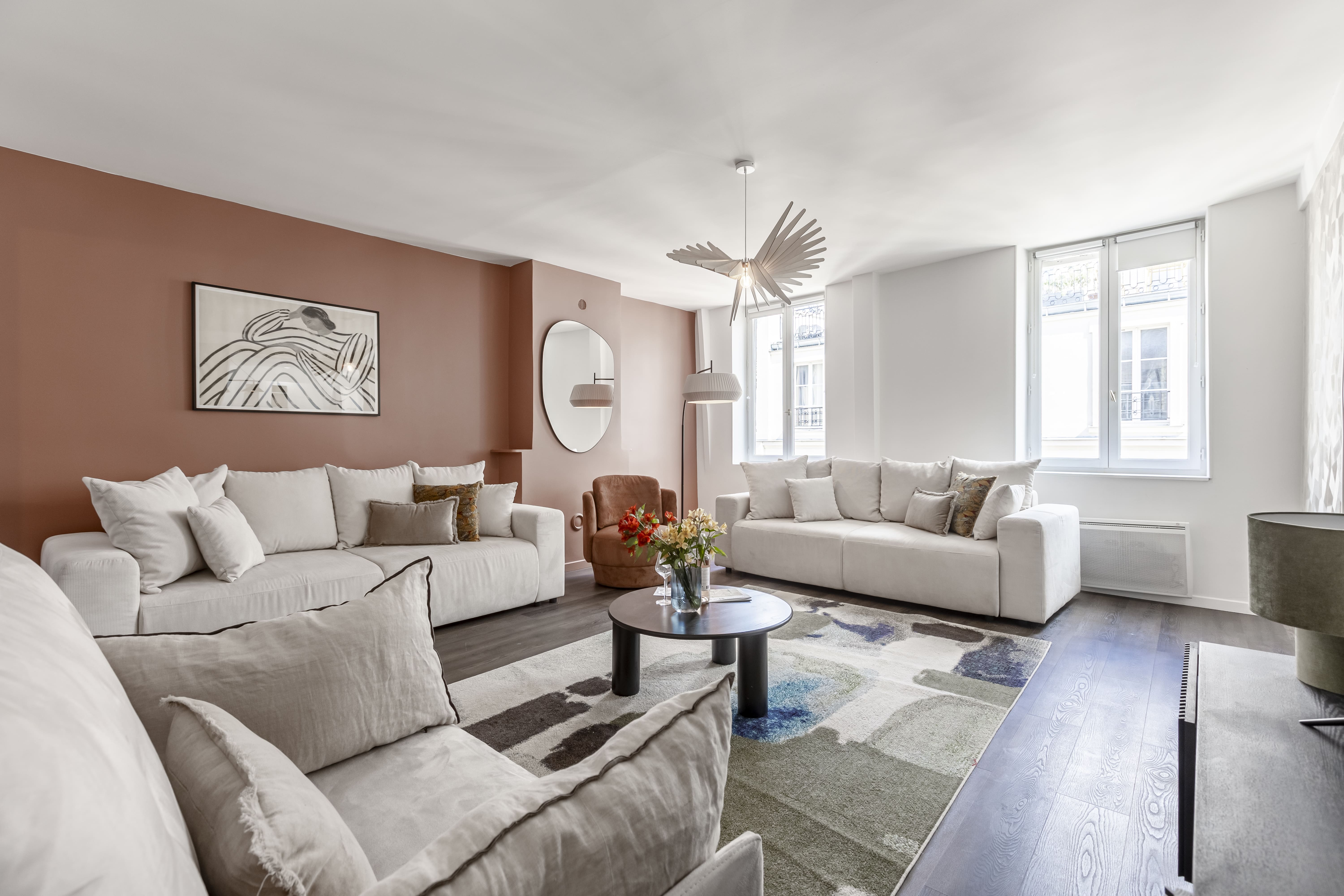 Château Picasso Marais: Elegant 3-Bedroom Apartment with Family-Friendly Features, Le Marais