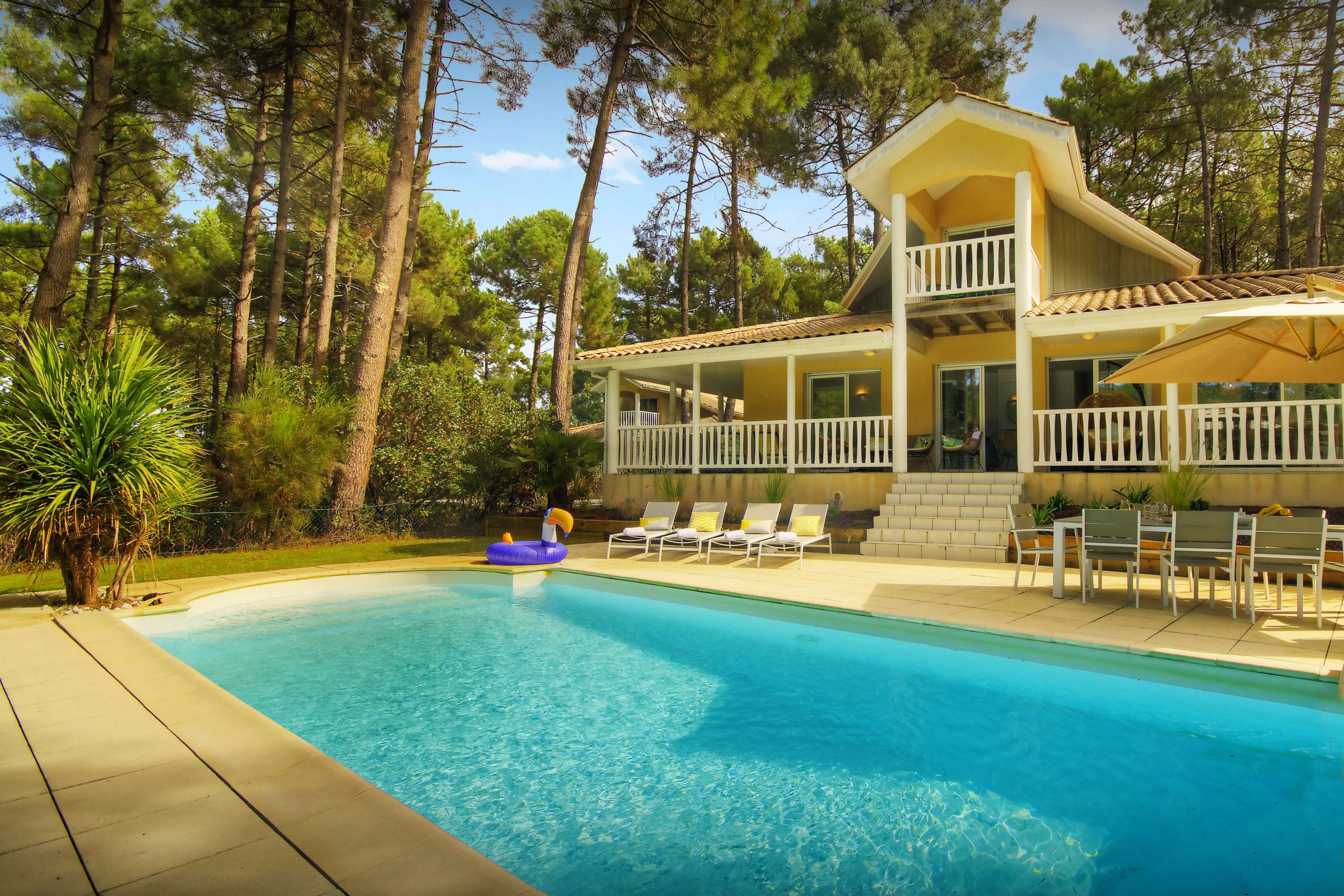 Château Pin Gironde: Luxury 4-Bedroom Villa with Private Pool and Sea Views, Gironde
