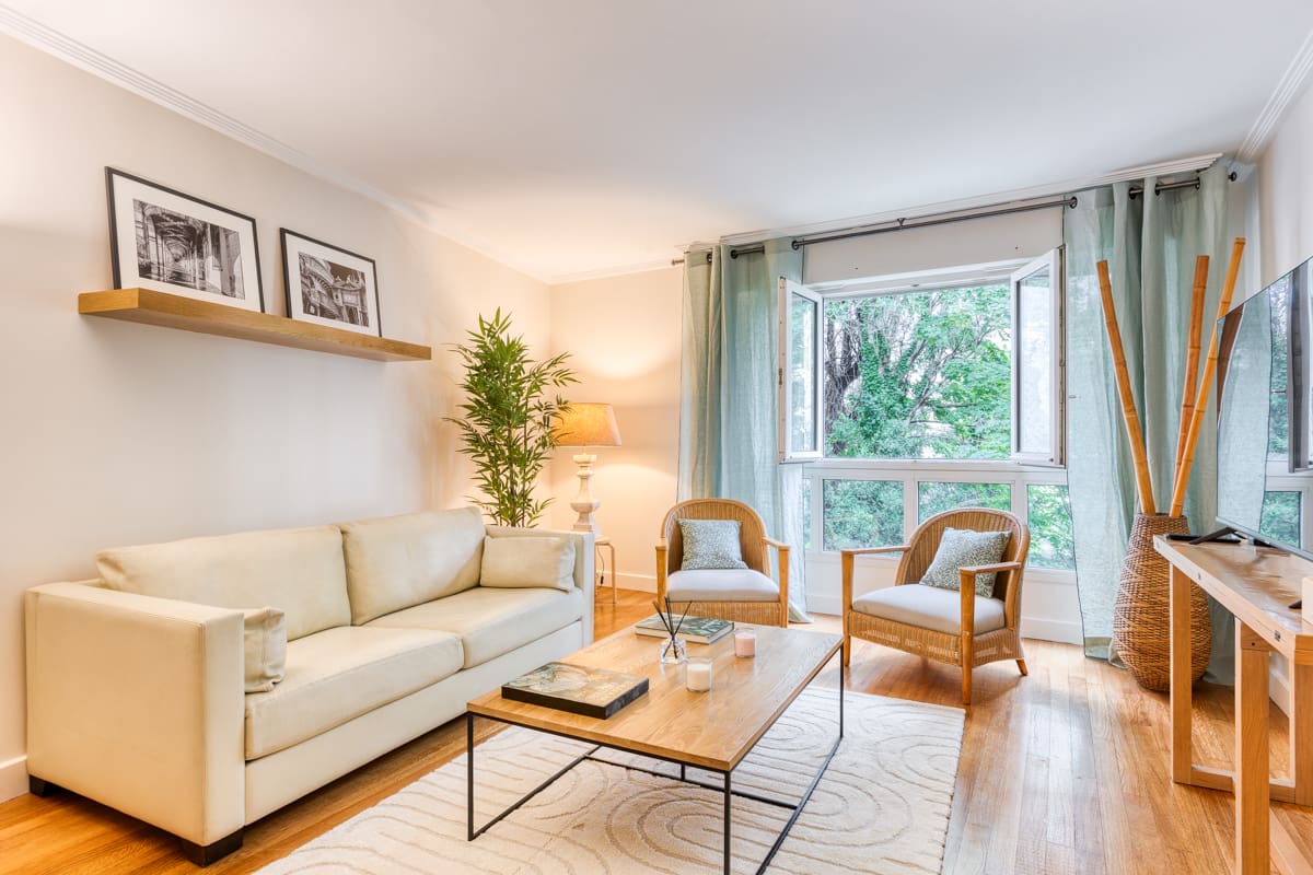 Château Rambuteau Marais: Spacious 3-Bedroom Apartment with Garden Access, Paris Le Marais
