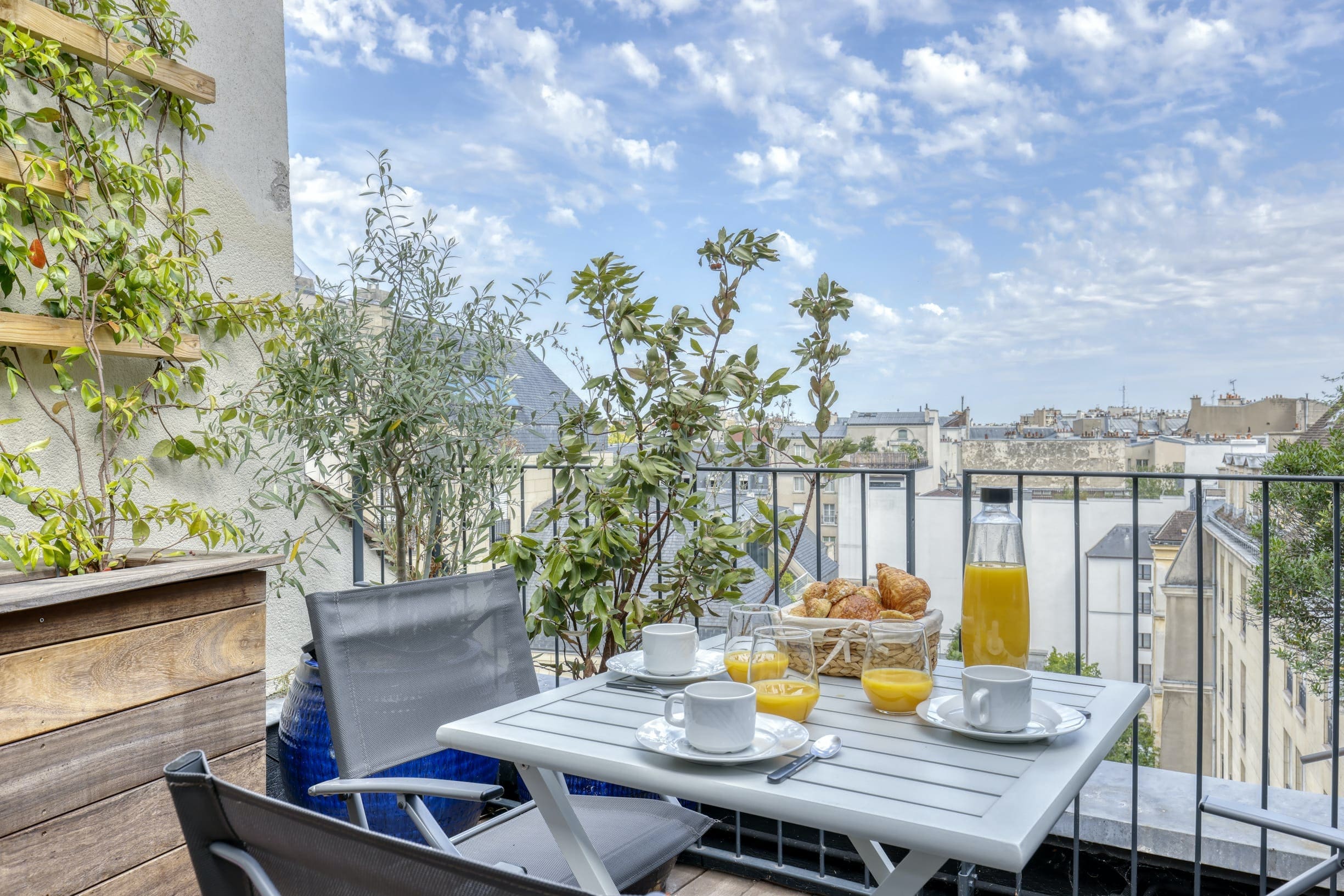 Château Rosiers Marais: Elegant 2-Bedroom Apartment with Air Conditioning, Le Marais