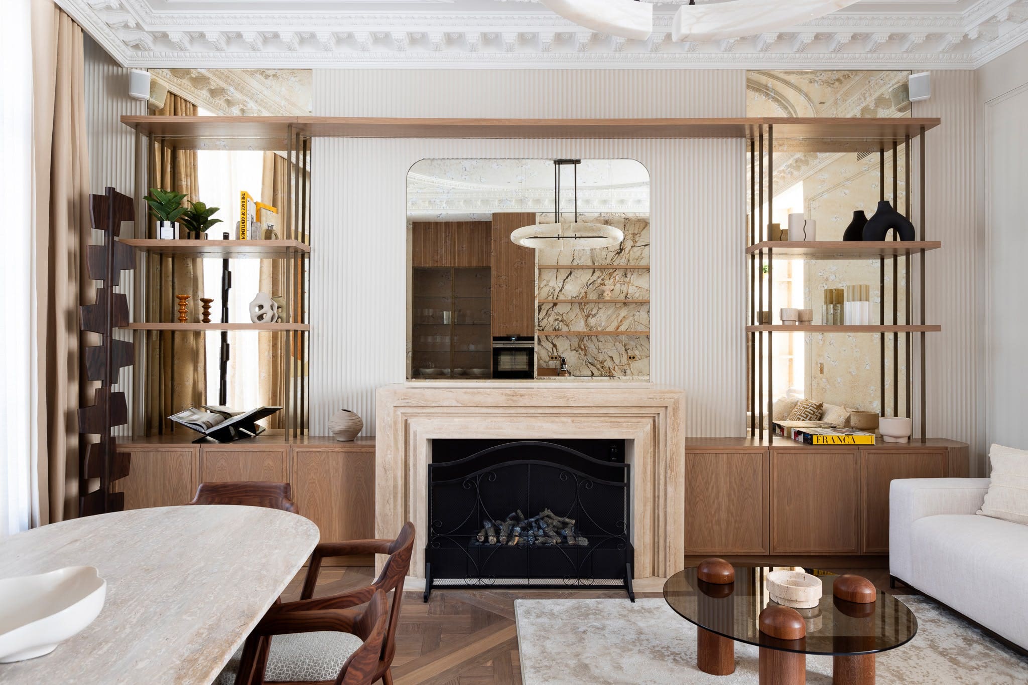 Château Rosiers Marais Le Marais: Elegant 3-Bedroom Apartment with Family-Friendly Features, Paris