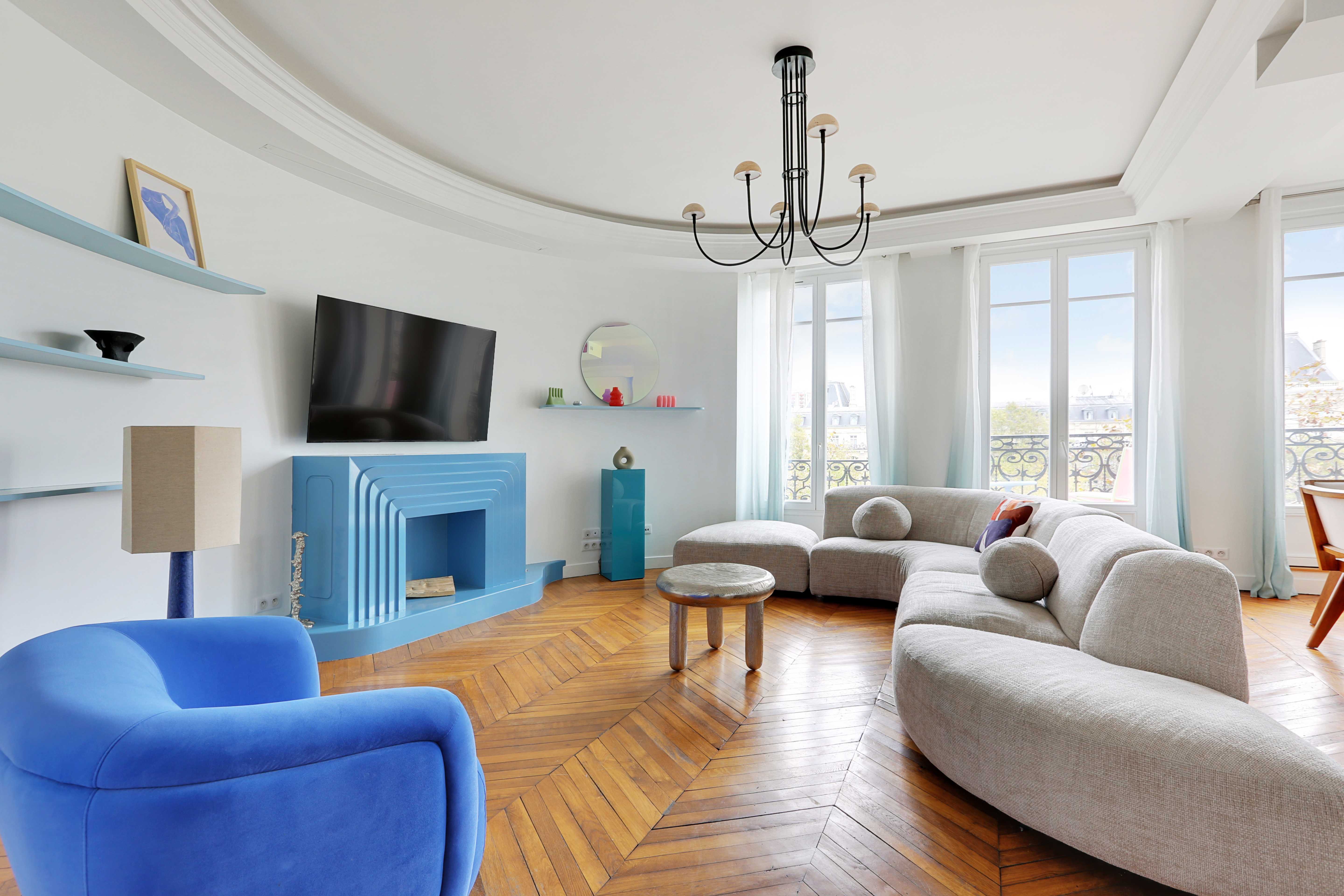 Château Saint Denis Marais: Luxury 3-Bedroom Apartment with Balcony Views, Le Marais