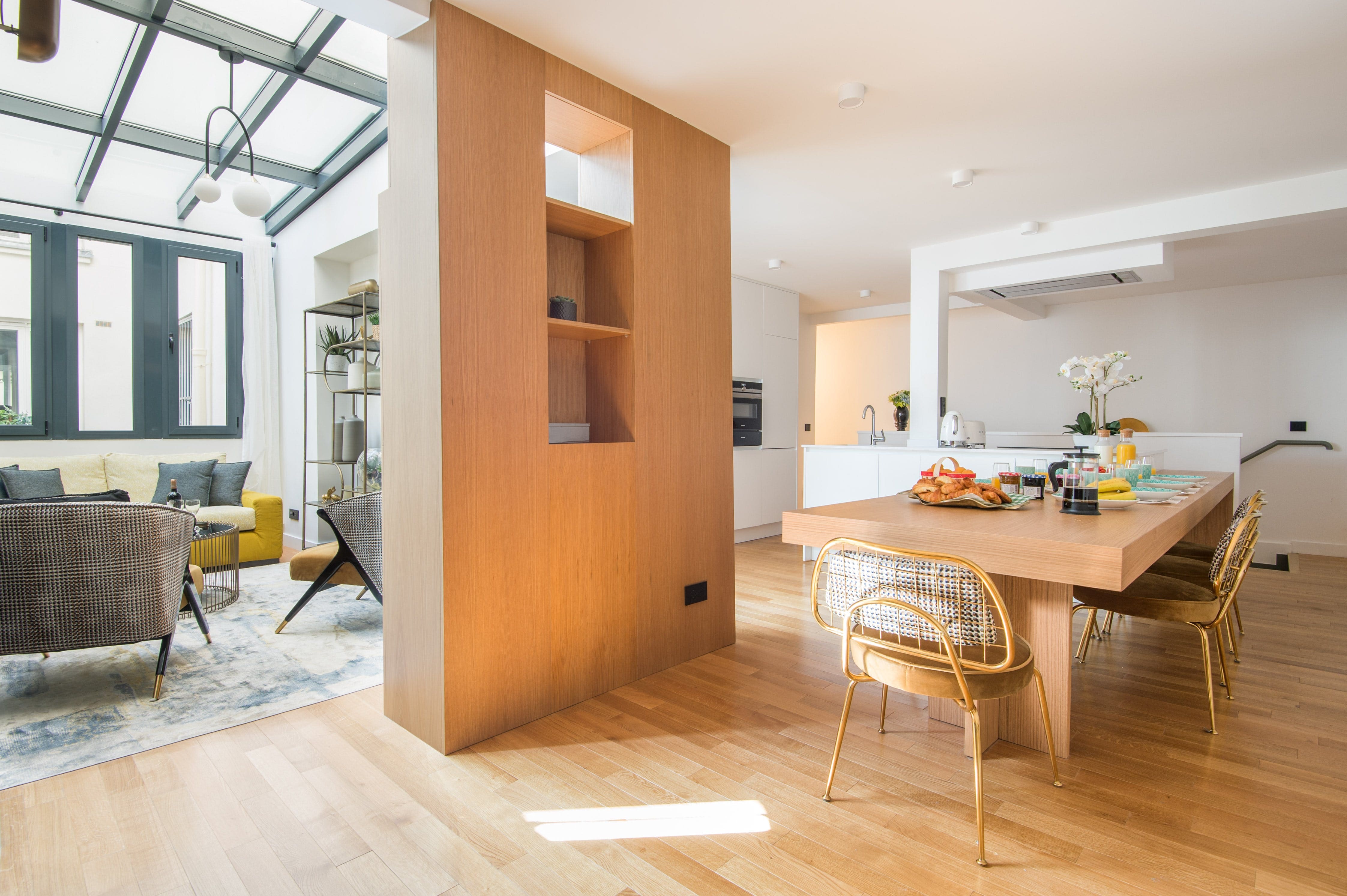 Château Saint-Denis Montorgueil Montorgueil – Les Halles 16: Stylish 4-Bedroom Luxury Apartment with Family Amenities, Paris