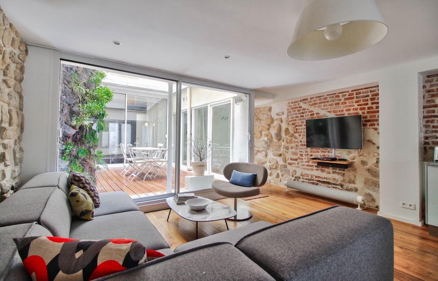 Château Saint-Gervais Marais: Elegant 3-Bedroom Apartment with Private Courtyard, Le Marais