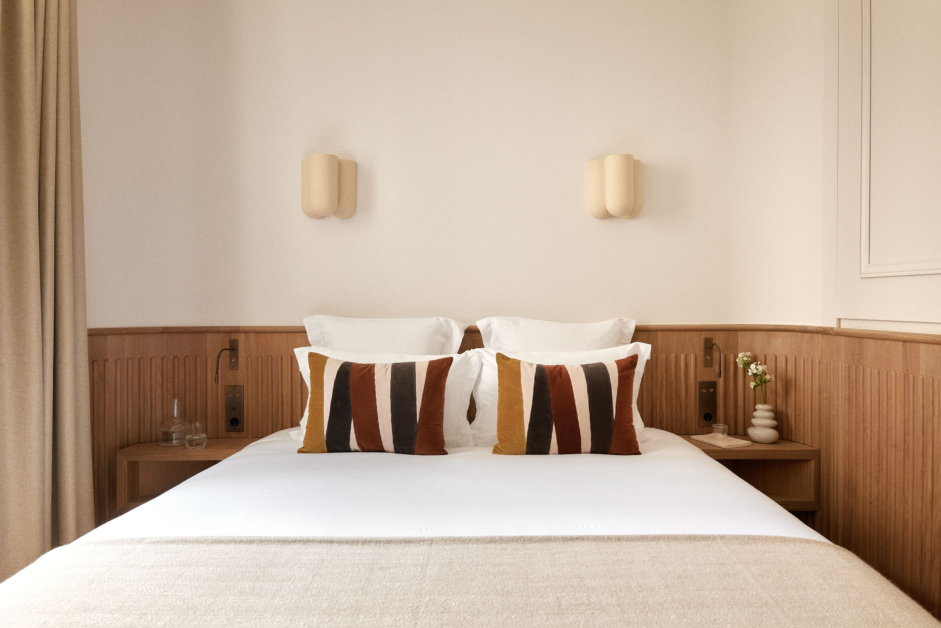 Château Saint-Honoré Louvre: Elegant 1-Bedroom Luxury Apartment with Family Amenities, Paris Louvre