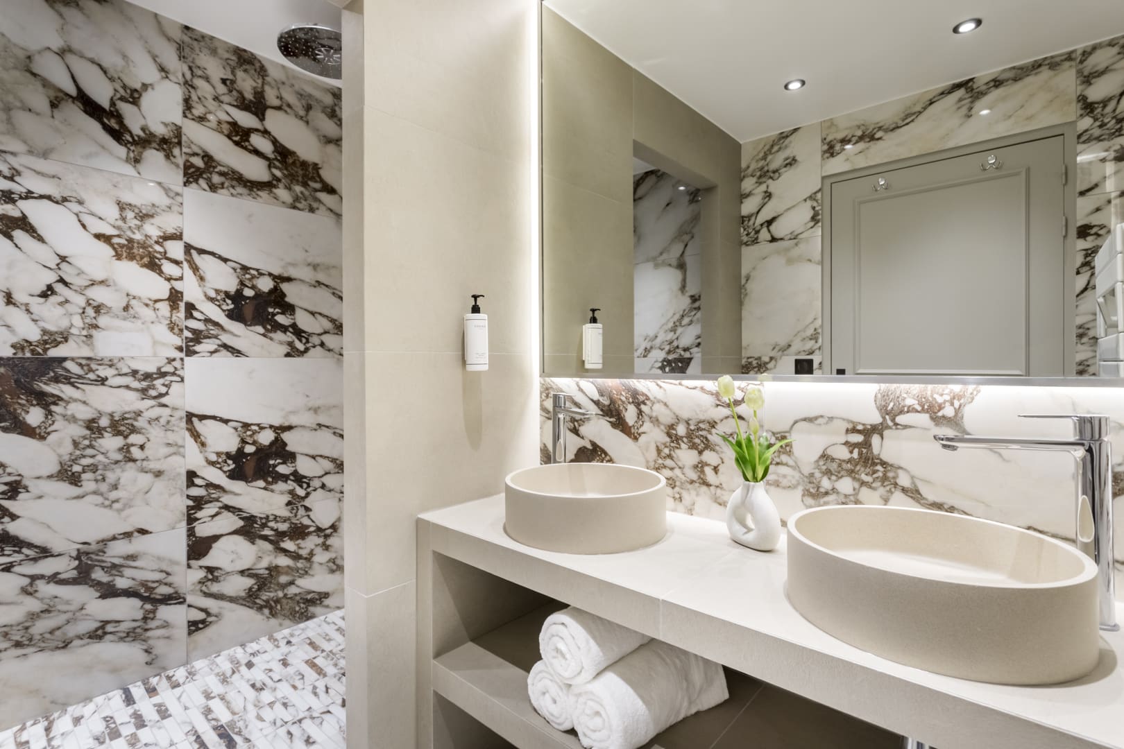 Château Saint-Honoré Montorgueil: Elegant 3-Bedroom Townhouse Apartment for Families, Paris