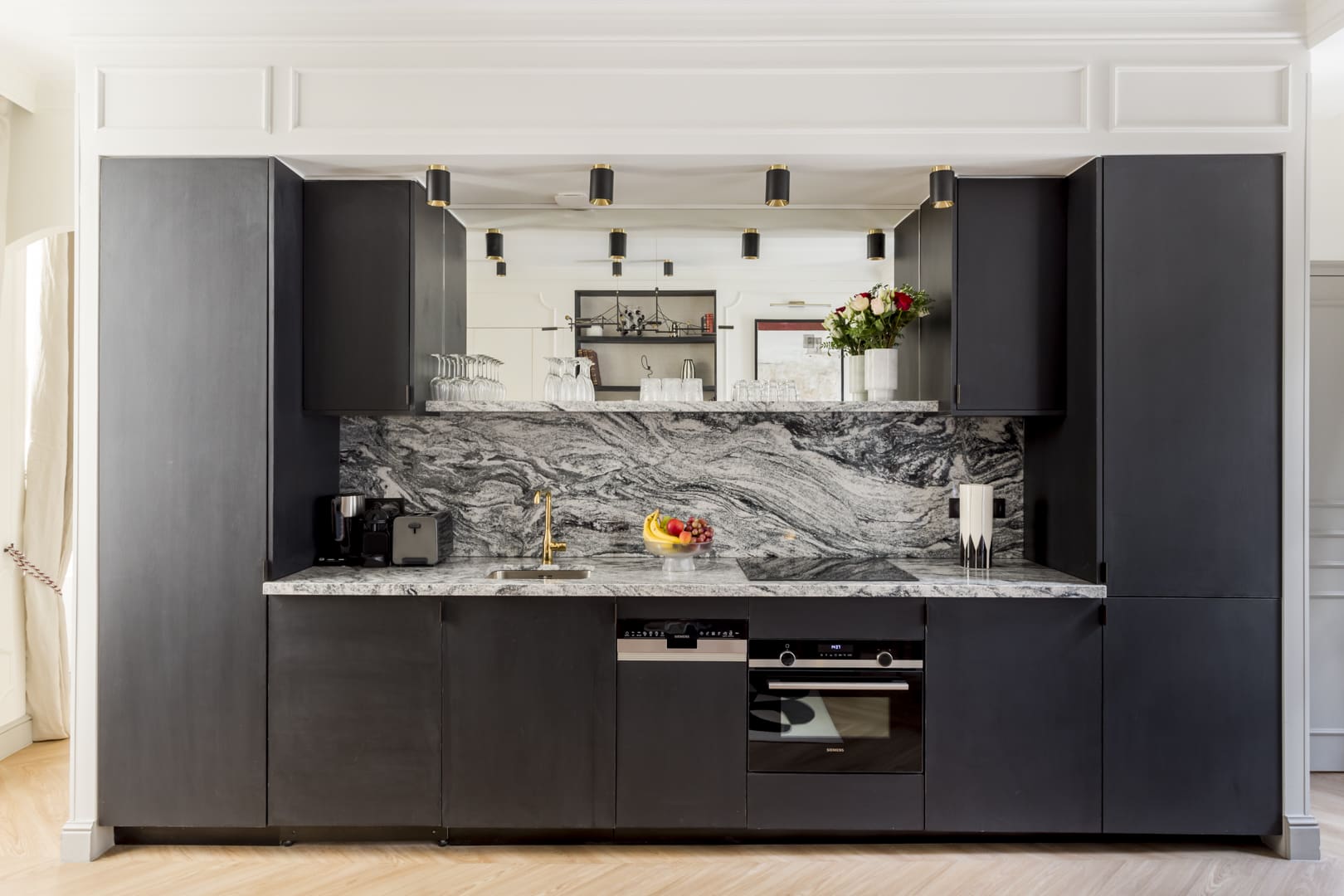 Château Saint-Honoré Montorgueil: Elegant 3-Bedroom Townhouse Apartment for Families, Paris