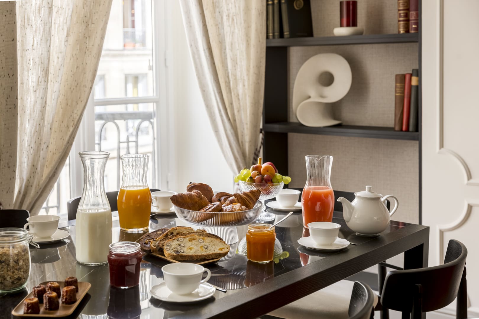 Château Saint-Honoré Montorgueil: Elegant 3-Bedroom Townhouse Apartment for Families, Paris