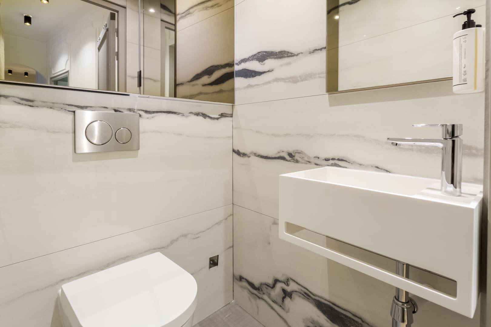 Château Saint-Honoré Montorgueil: Elegant 3-Bedroom Townhouse Apartment for Families, Paris