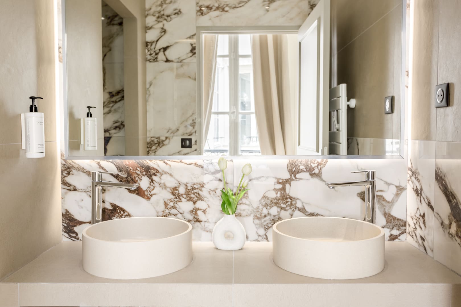 Château Saint-Honoré Montorgueil: Elegant 3-Bedroom Townhouse Apartment for Families, Paris