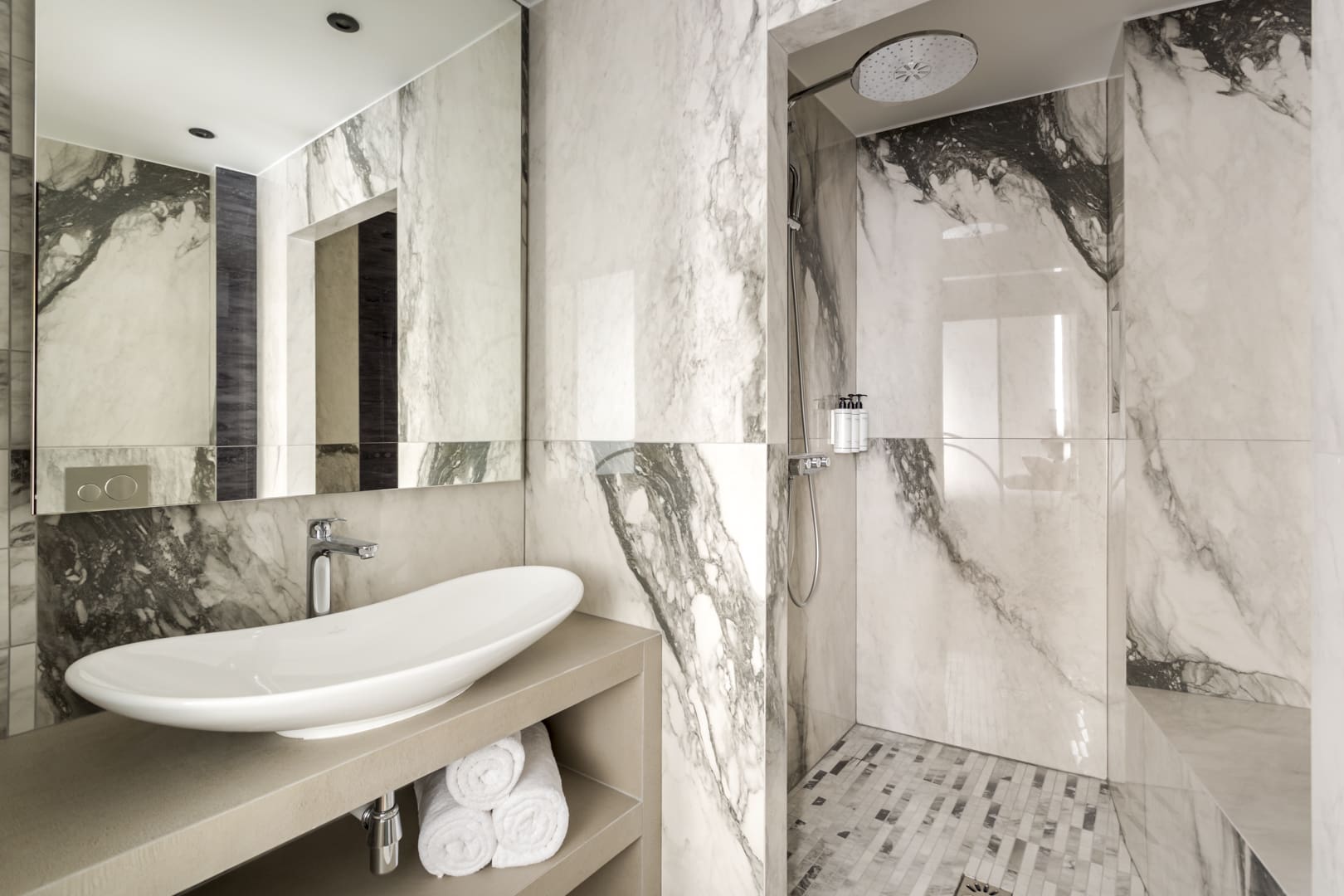 Château Saint-Honoré Montorgueil: Elegant 3-Bedroom Townhouse Apartment for Families, Paris