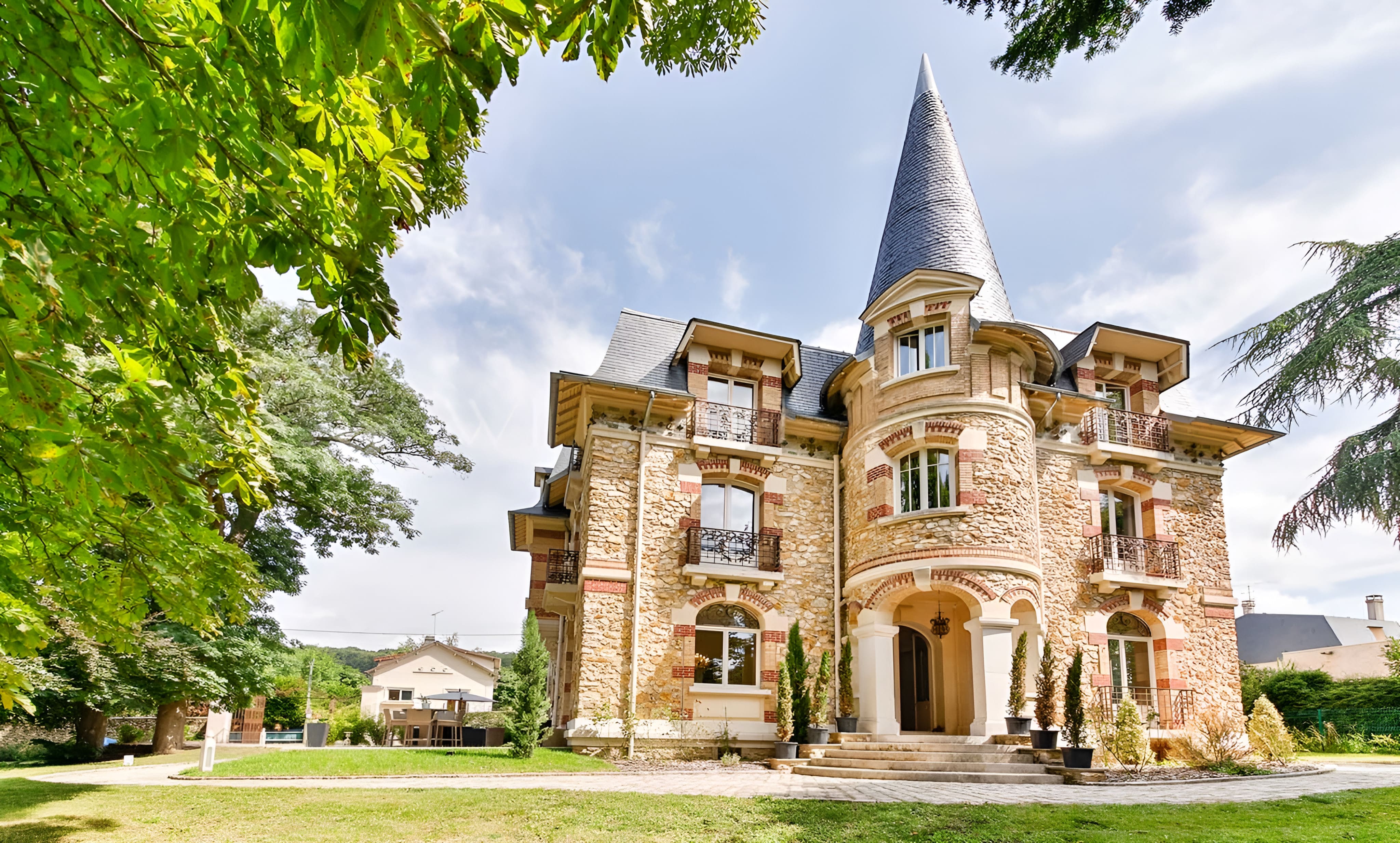 Château Saint-Leu Levallois: Luxury 7-Bedroom Chateau with Pool and Gym, Levallois