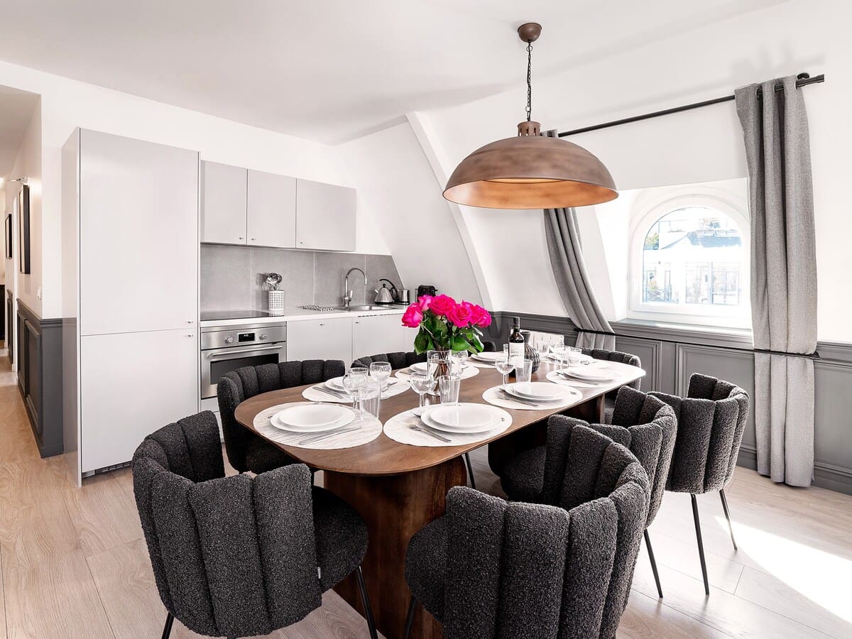 Château Saint-Martin Montorgueil: Elegant 3-Bedroom Apartment with Eiffel Tower Views, Paris