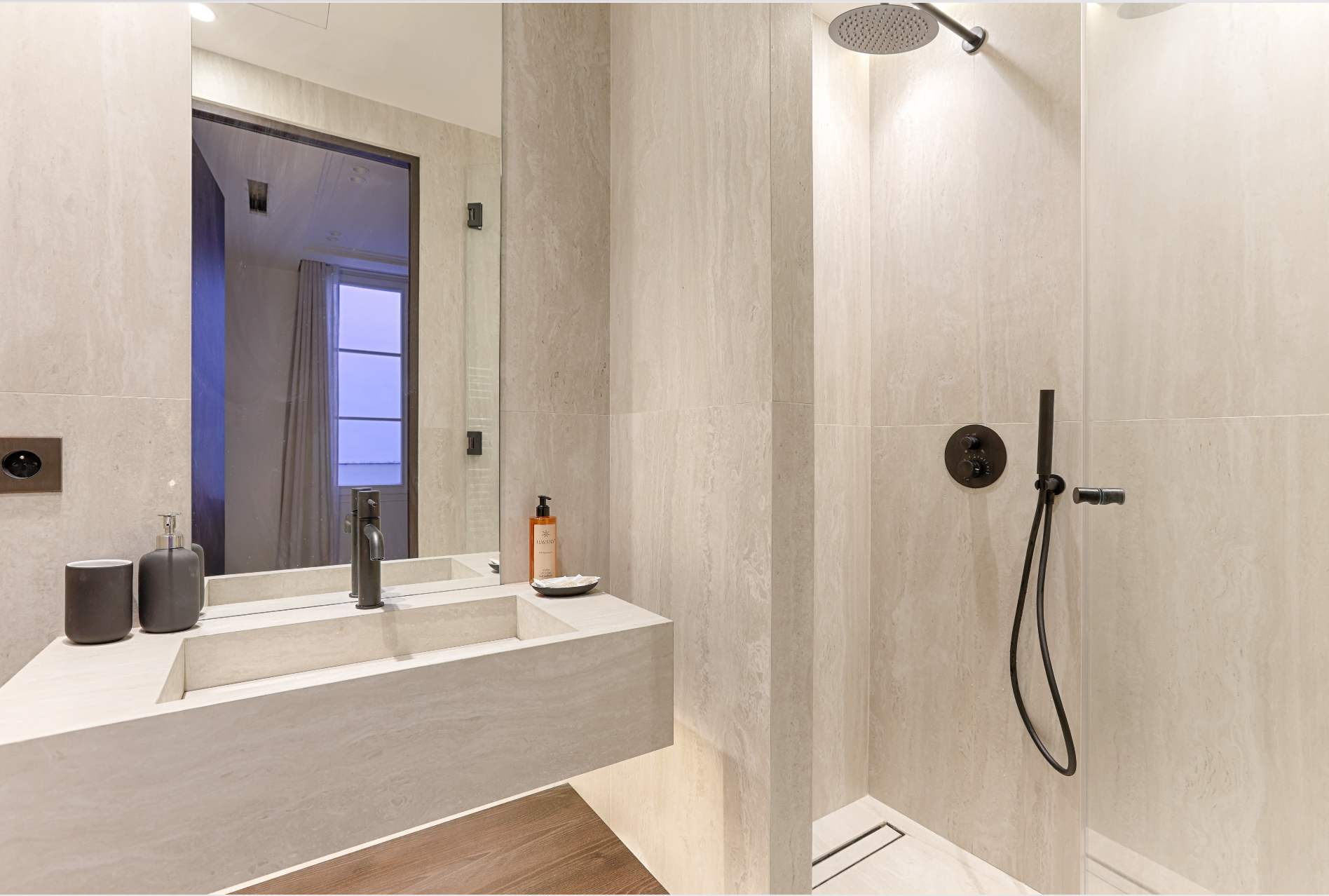 Château Saint-Merri Montorgueil Montorgueil – Les Halles: Elegant 2-Bedroom Apartment Rental with Air Conditioning in Montorgueil, Paris