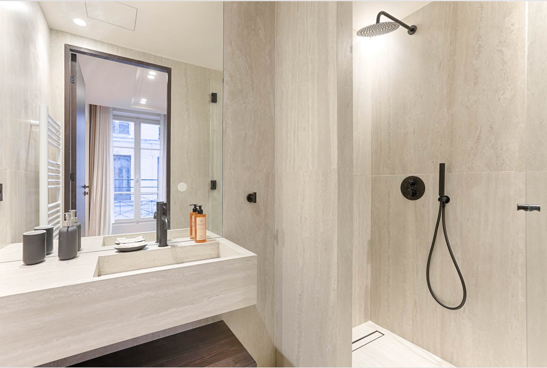 Château Saint-Merri Montorgueil Montorgueil – Les Halles: Elegant 2-Bedroom Apartment Rental with Air Conditioning in Montorgueil, Paris