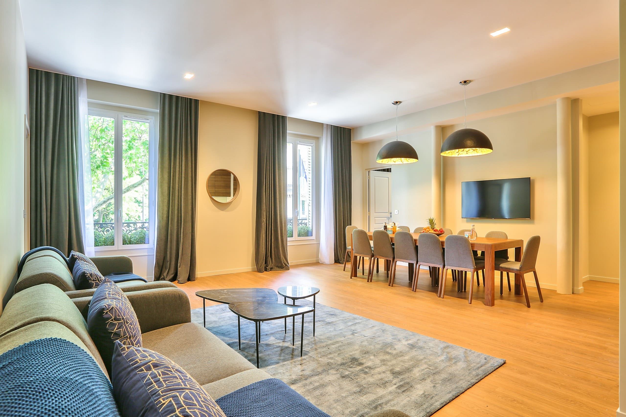 Château Saint-Merri Paris: Spacious 5-Bedroom Luxury Apartment with Sauna, Paris