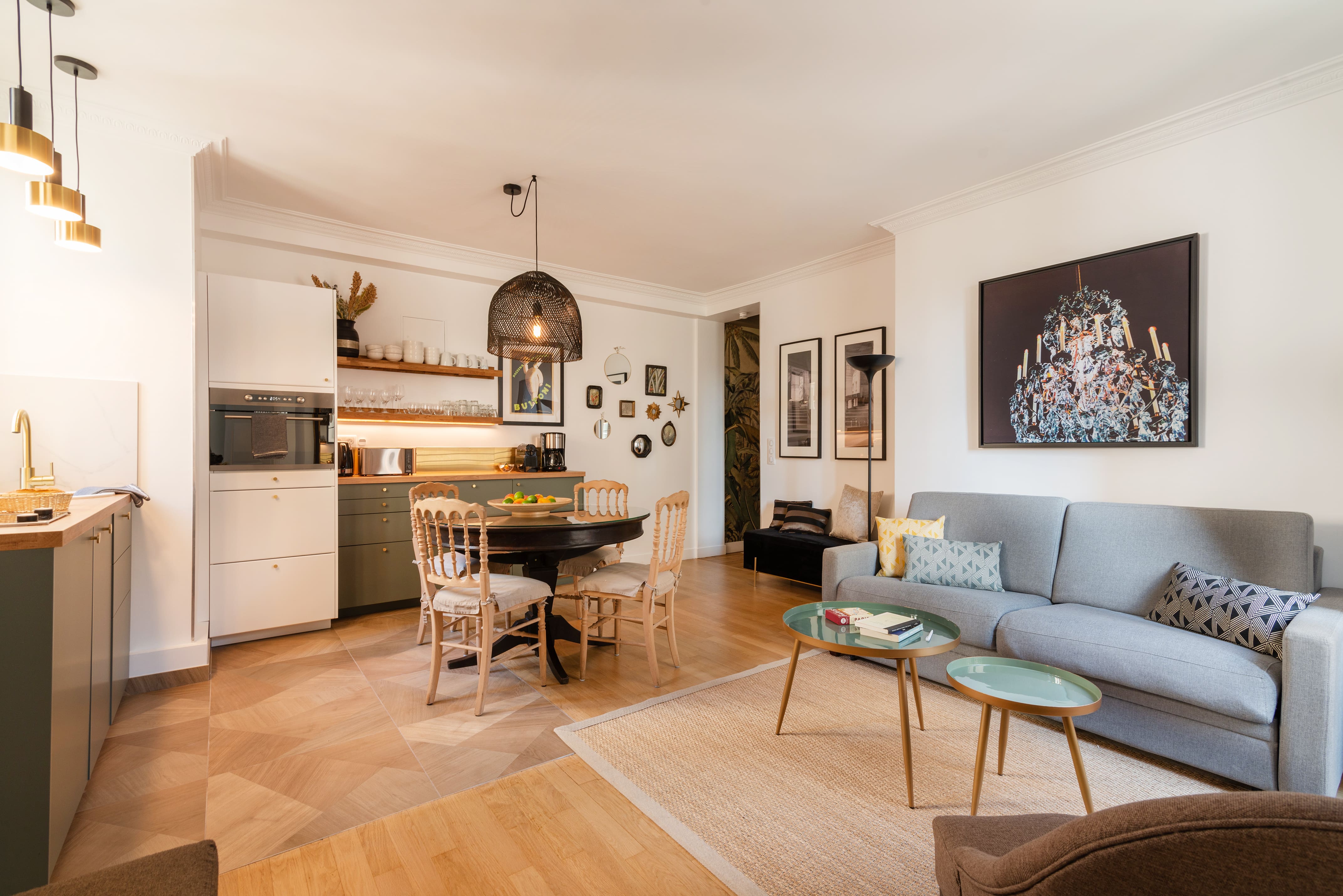 Château Saint-Paul Marais: Elegant 2-Bedroom Apartment with Family-Friendly Amenities, Le Marais