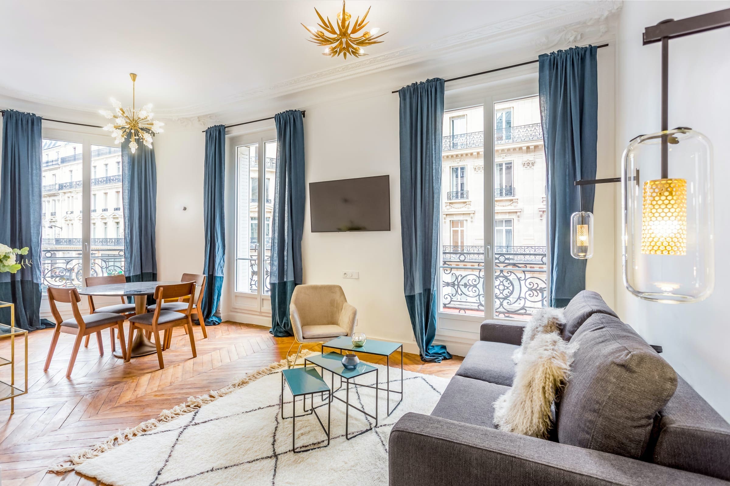 Château Sirocco Paris Grands Boulevards: Chic 2-Bedroom Apartment with Juliet Balcony, Grands Boulevards