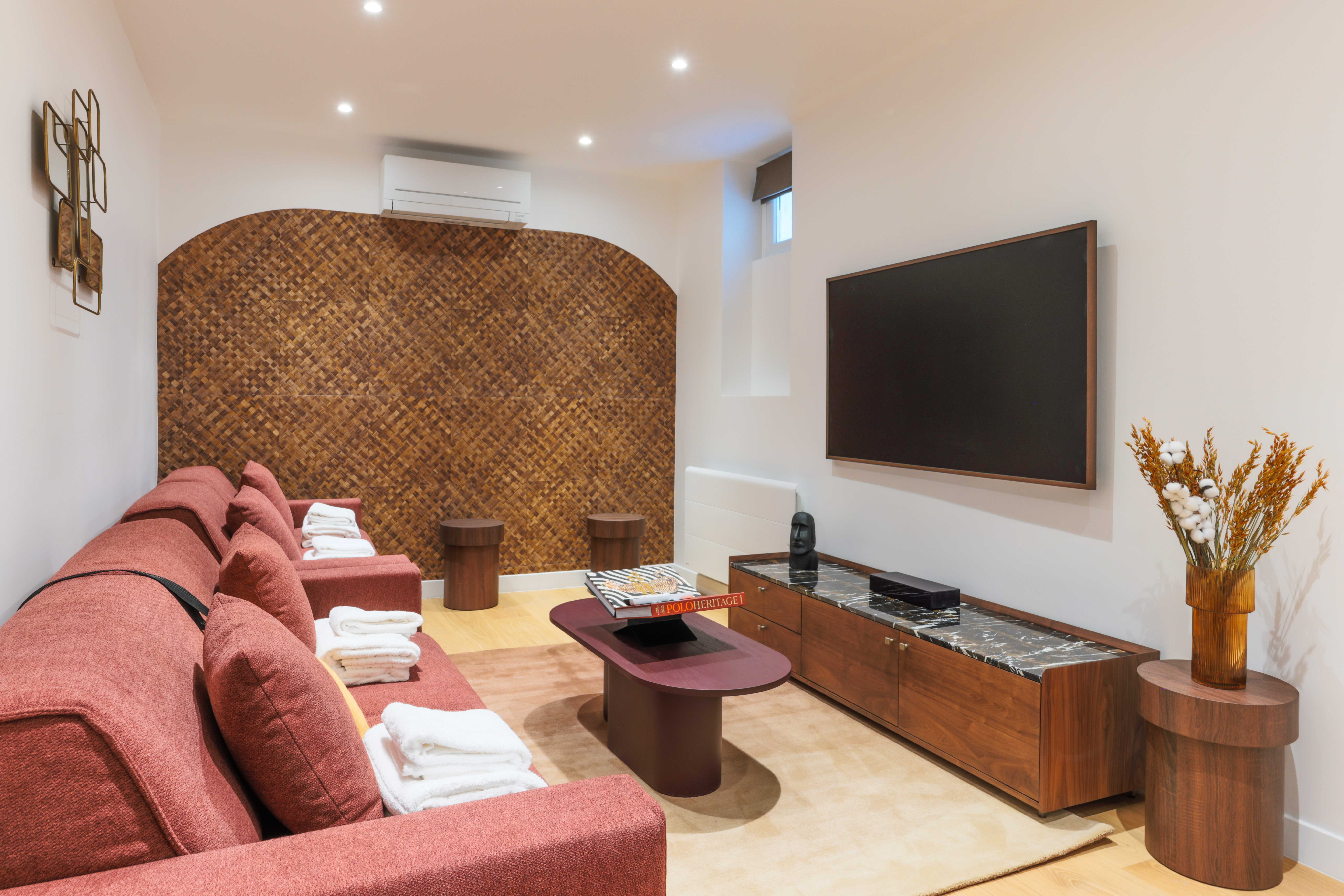 Château Ternes Paris Arc de Triomphe – Champs-Élysées 4: Elegant 4-Bedroom Villa with Family-Friendly Features, Paris