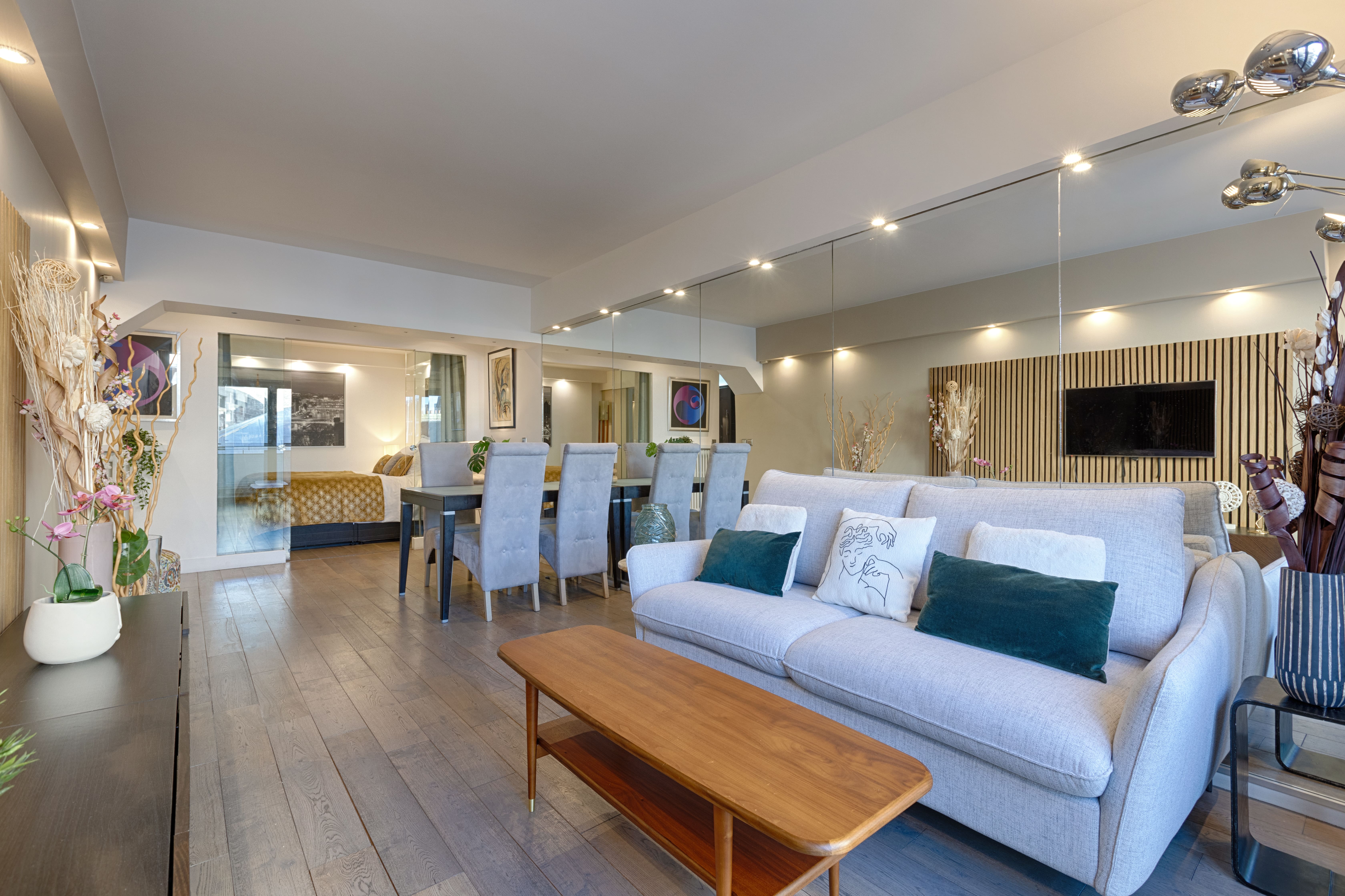 Château Trocadéro Paris: Elegant 2-Bedroom Apartment with Eiffel Tower Views, Paris