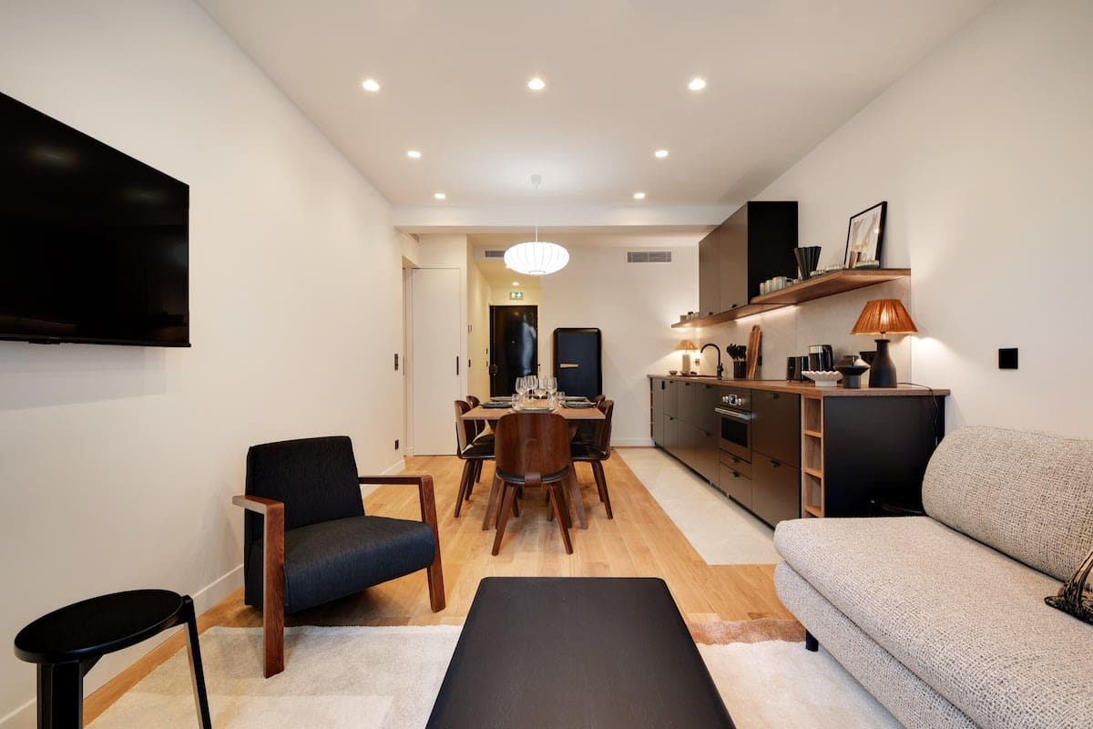 Château Tuileries Paris Louvre – Palais Royal 4: Chic 2-Bedroom Luxury Apartment with Air-Con, Paris Louvre – Palais Royal